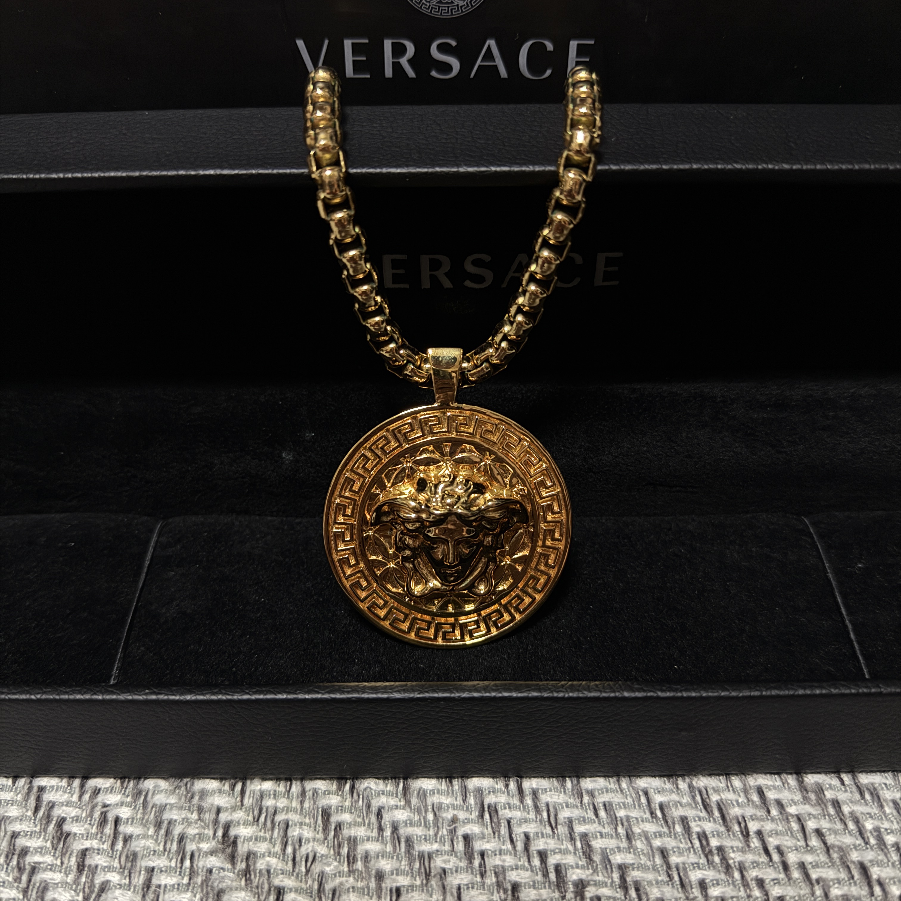 Versace Medusa Necklace Gold 착용 스타일