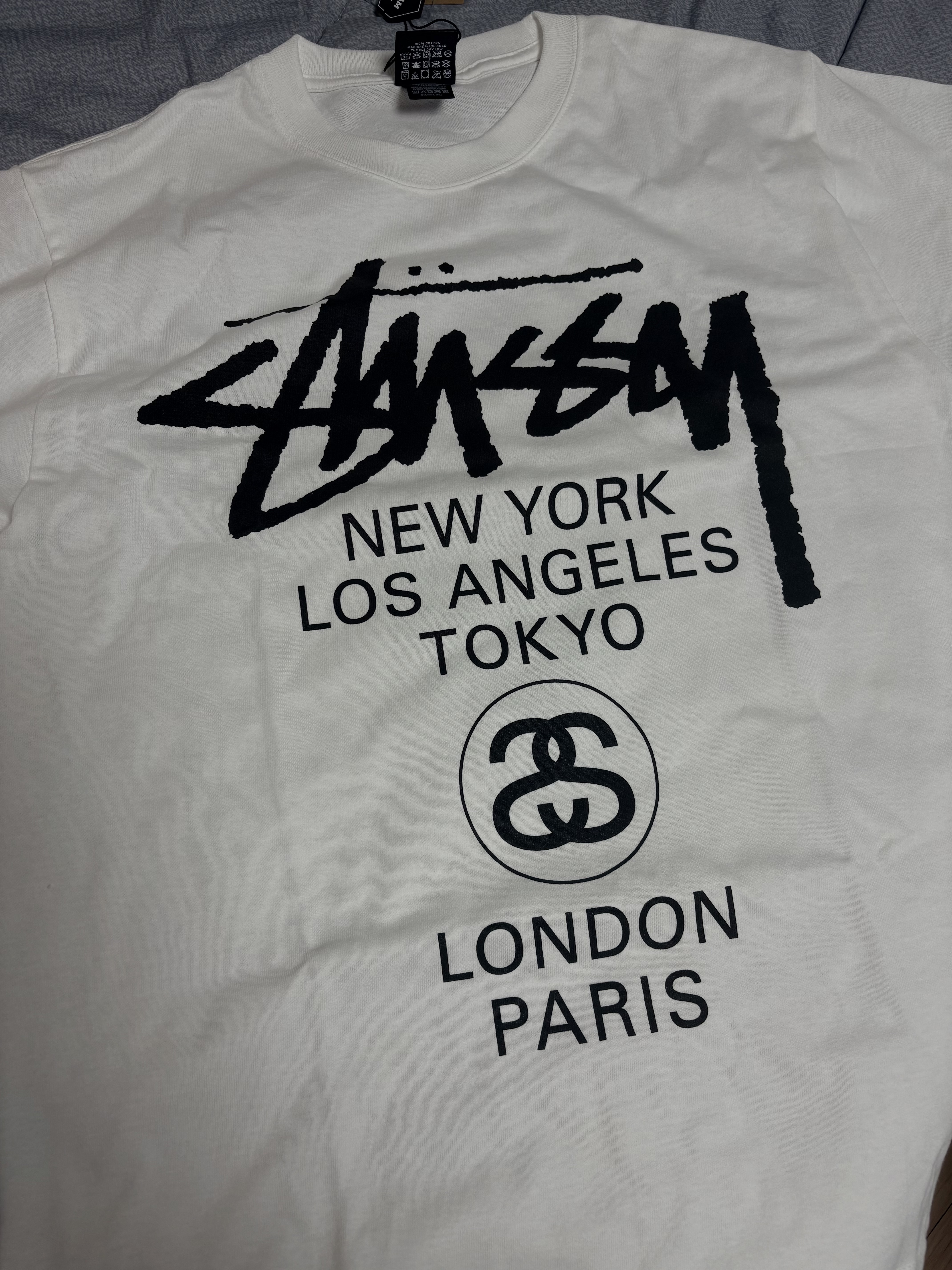 Stussy World Tour T-Shirt White, Stussy World Tour T-Shirt Black 착용 스타일 - 3