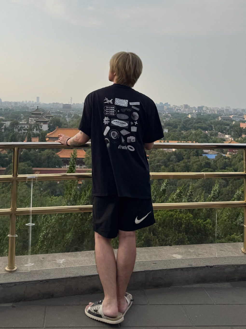 Nike Asuna Slide Pale Ivory Rattan, Nike x Stussy Shorts Black (FJ9167-010) 착용 스타일 - 2