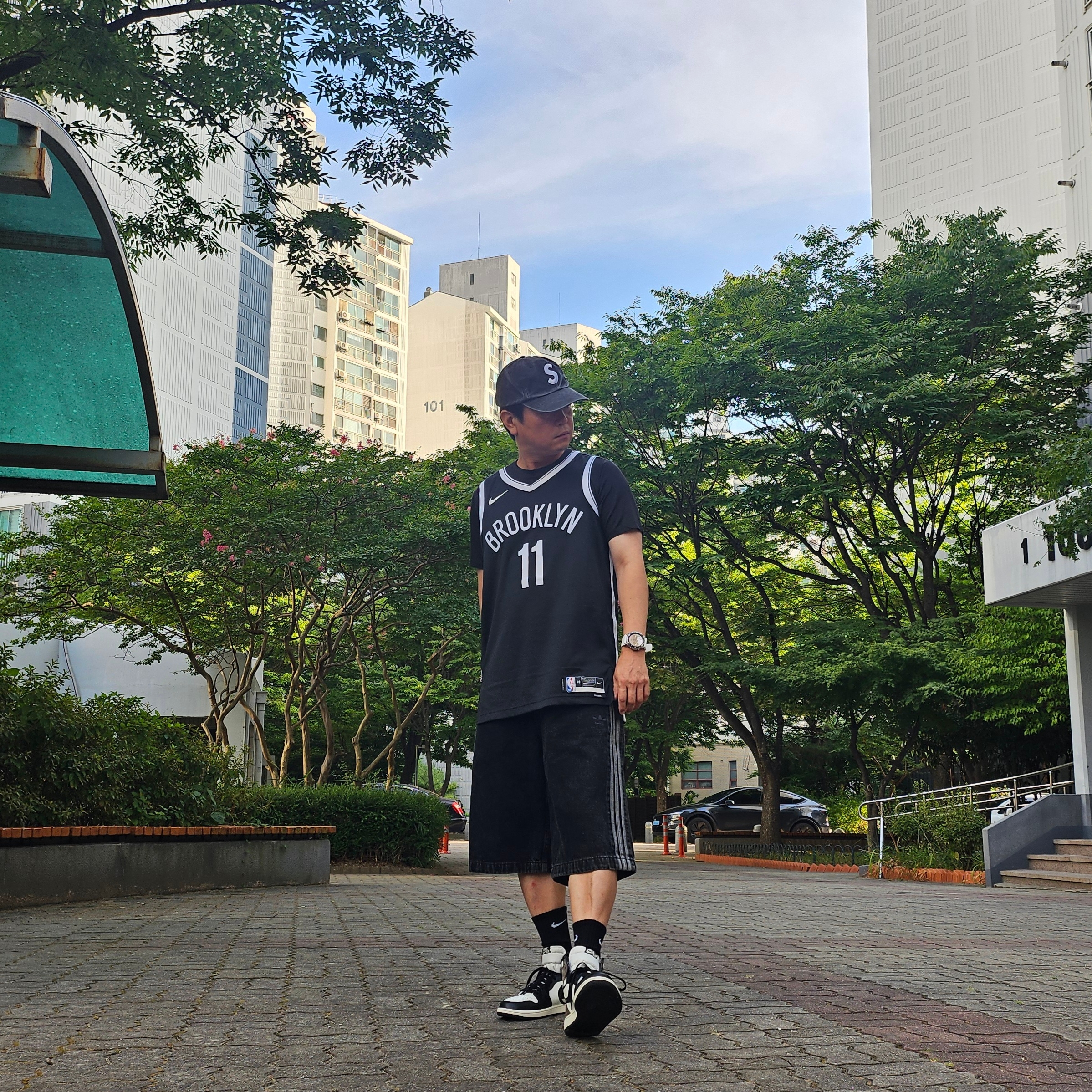 Jordan 1 Retro High OG Black Mocha, Adidas Adicolor Denim Firebird Shorts True Black Denim - KR Sizing 착용 스타일 - 2