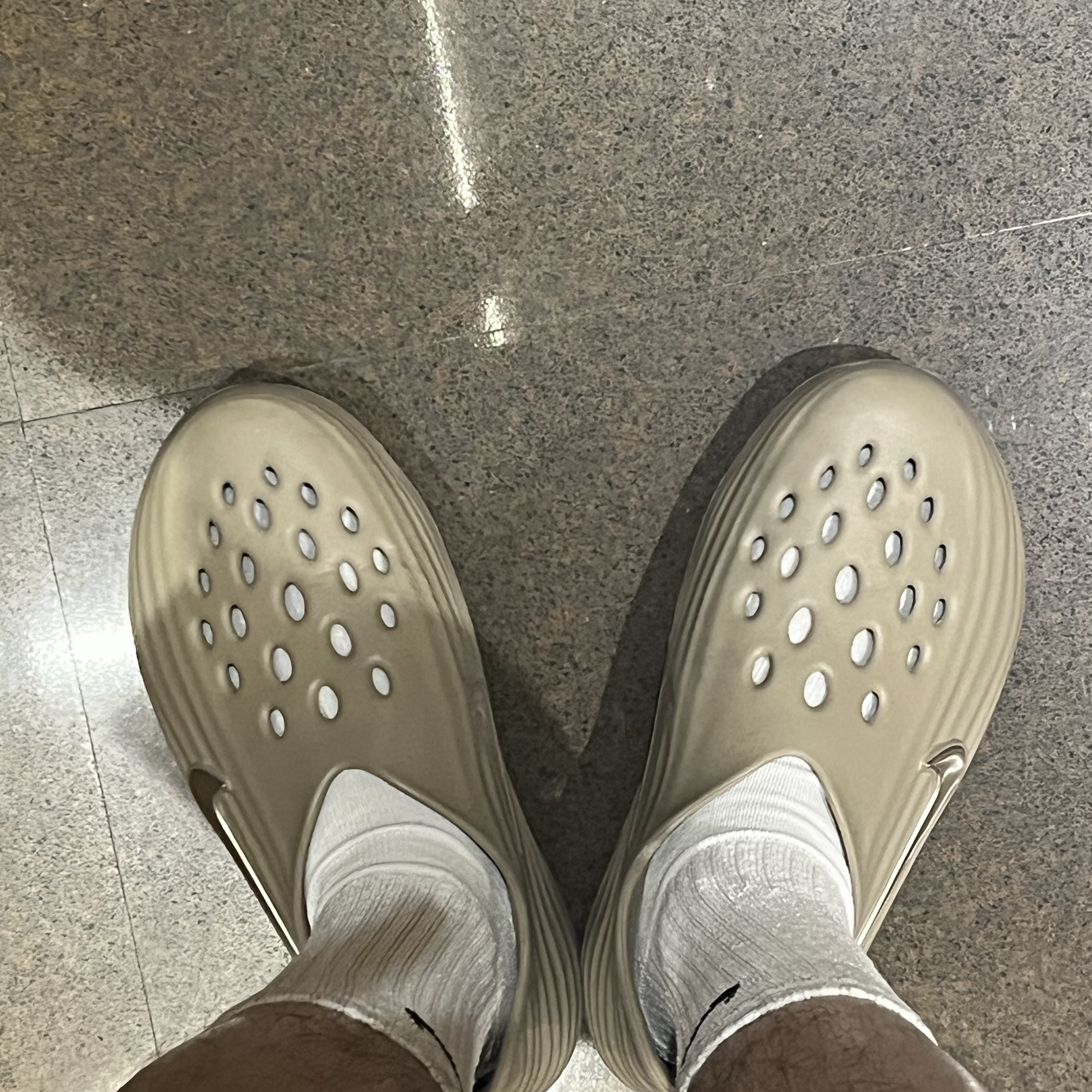 Nike ReactX Rejuven8 Khaki 착용 스타일