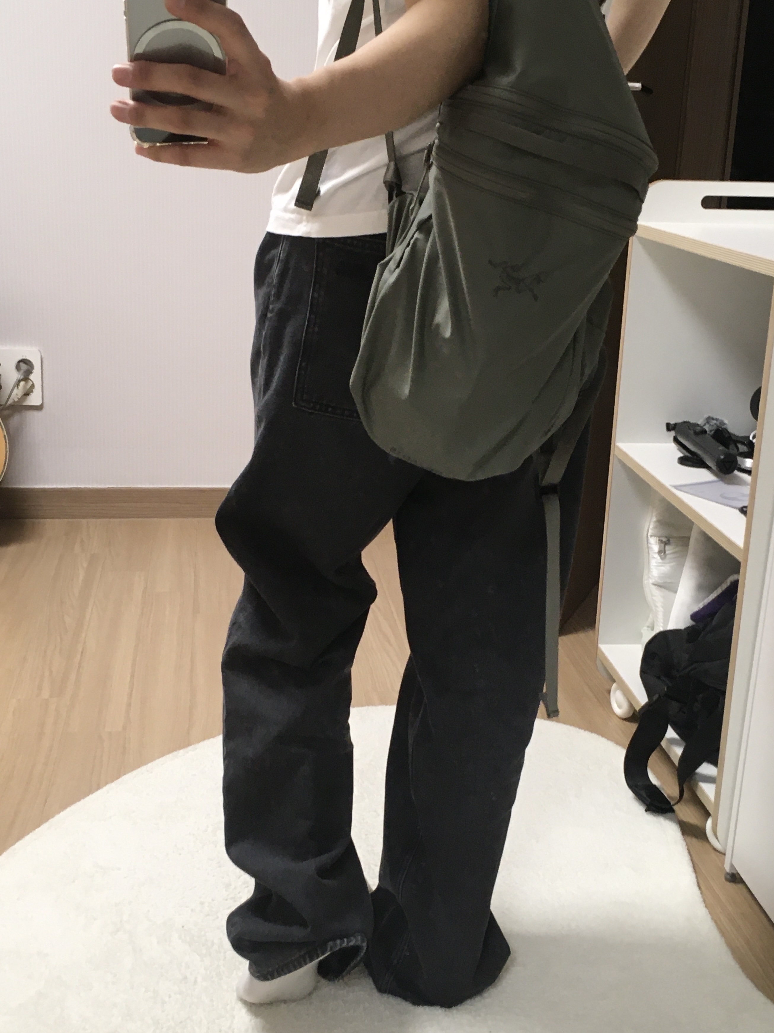 Uniqlo x JW Anderson Straight Jeans Gray, Arc'teryx Heliad 15 Backpack Forage 착용 스타일 - 1