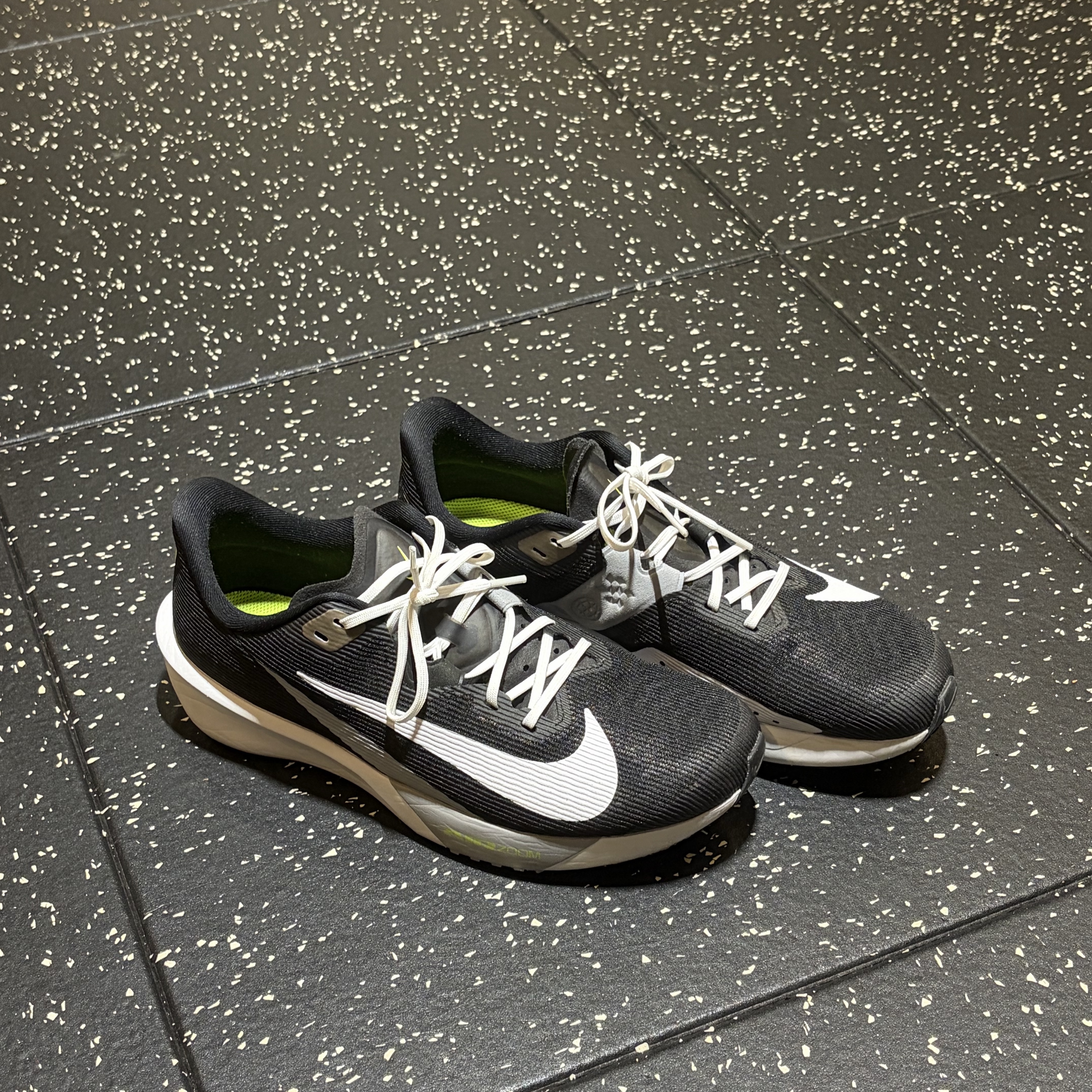 Nike Air Zoom Rival Fly 4 Black Wolf Grey 착용 스타일