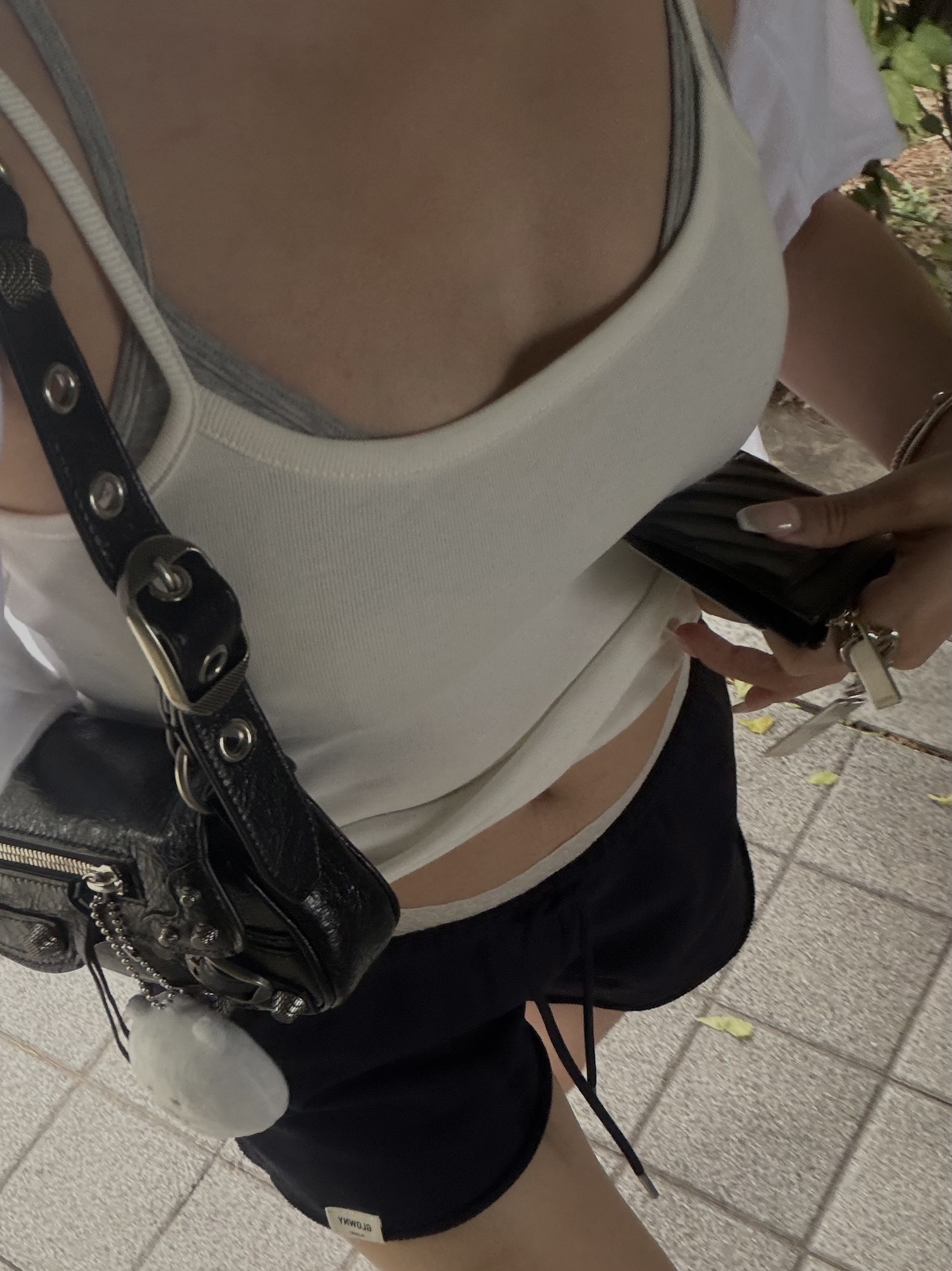 (W) Glowny G Fine Strap Camisole White, (W) Glowny G Low Rise Shorts Navy 착용 스타일 - 2