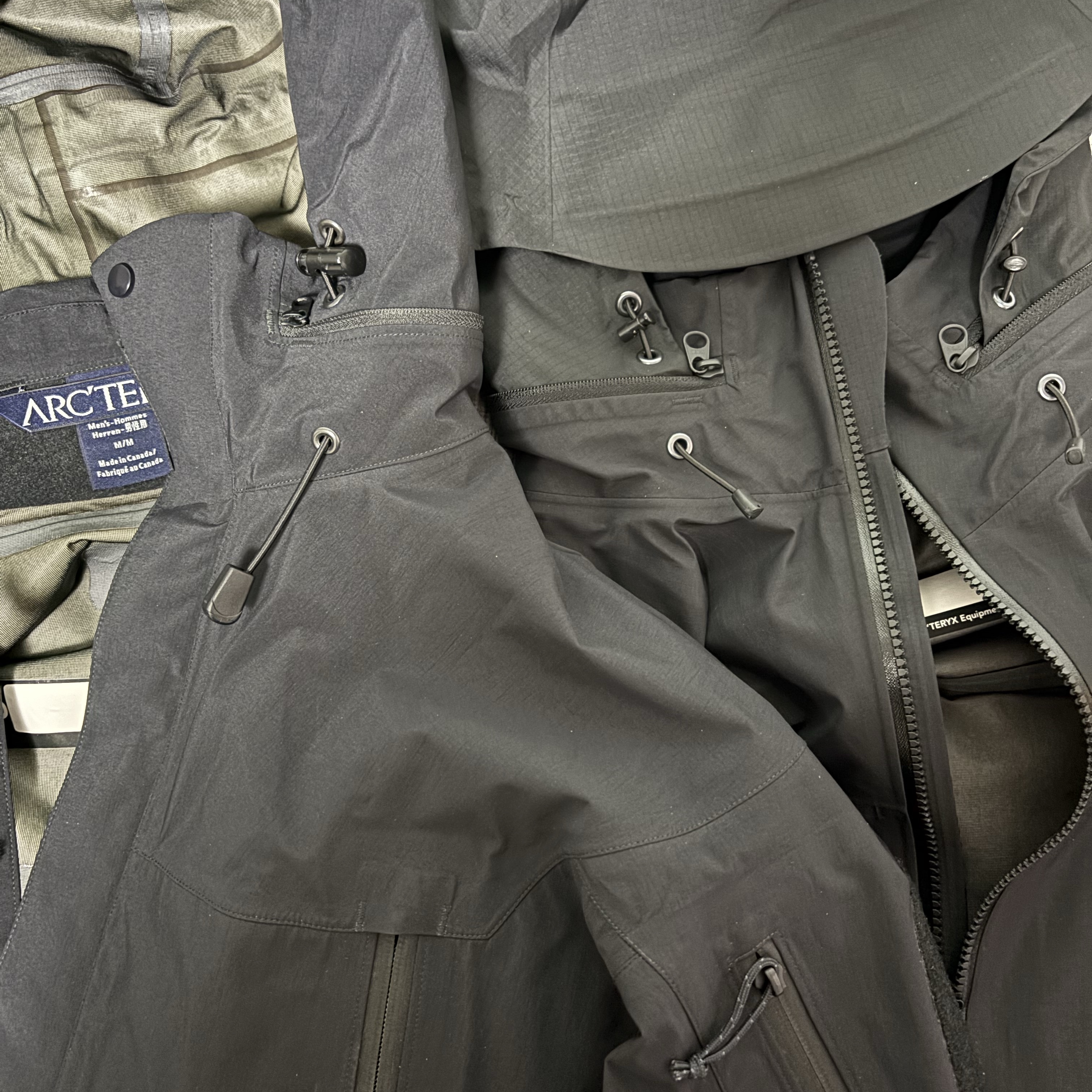 Arc'teryx LEAF Alpha Jacket Gen 2.2 Black 착용 스타일 - 2