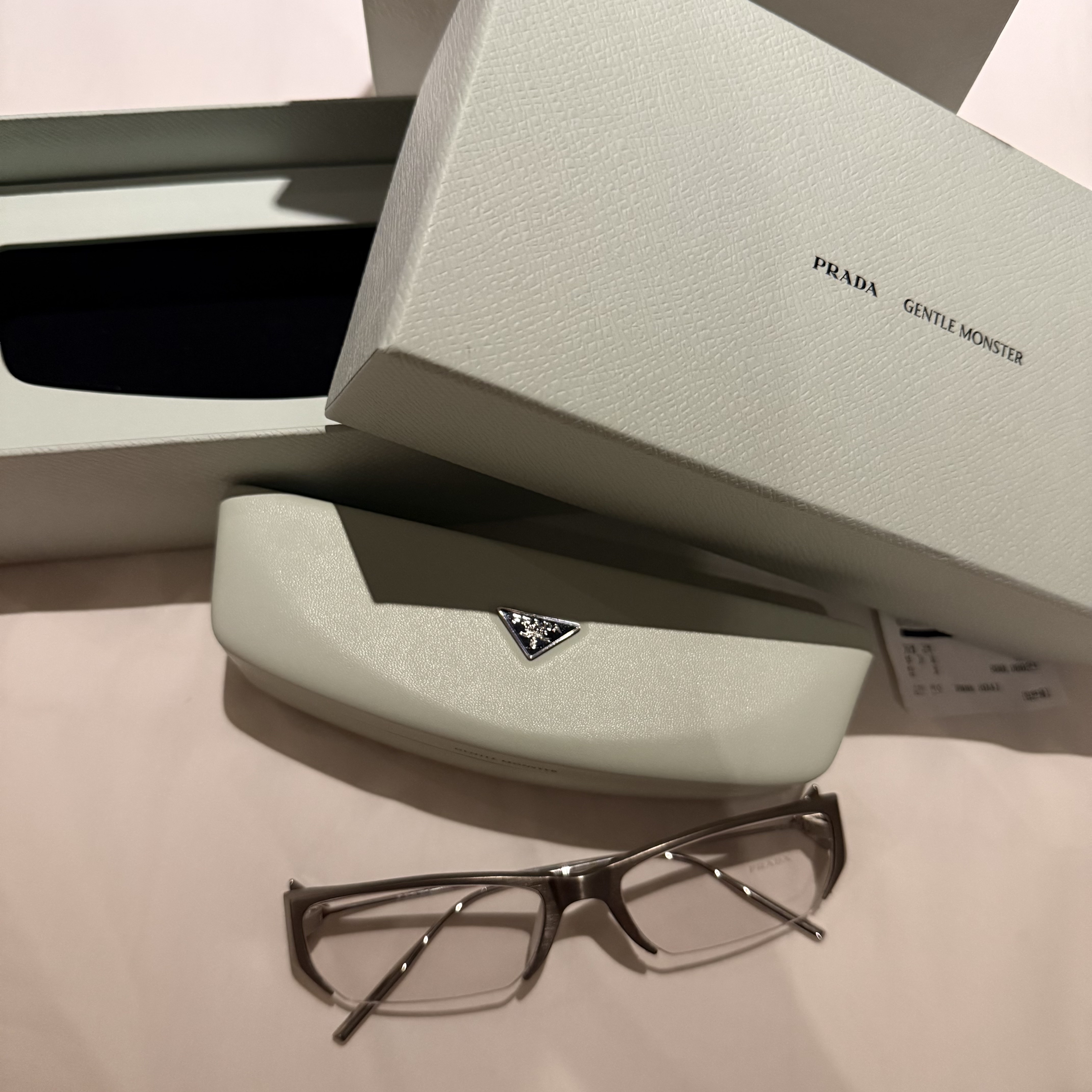 Gentle Monster x Prada 2 A02 Silver Clear 착용 스타일 - 2