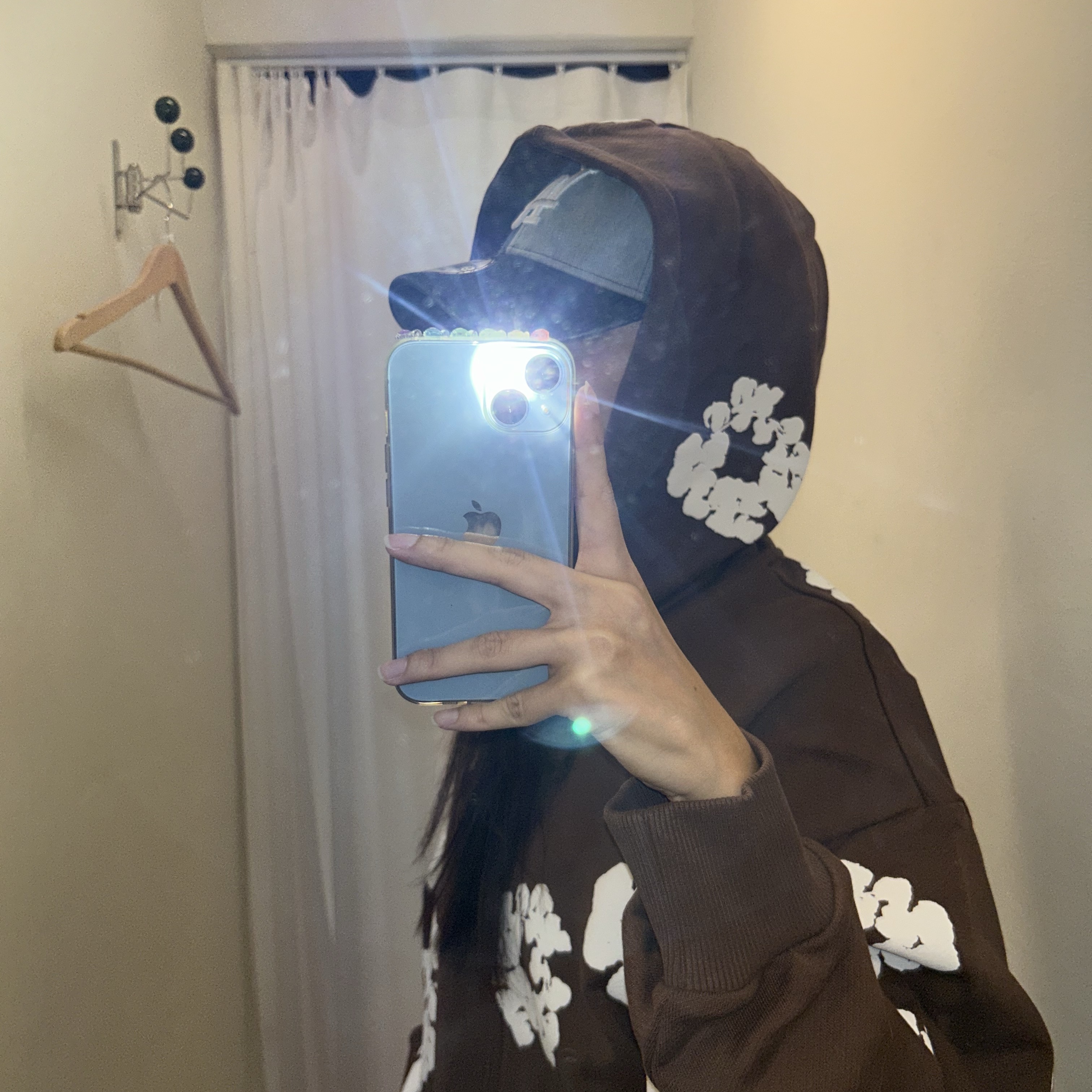 Denim Tears Cotton Wreath Zip Hoodie Dark Brown 착용 스타일 - 2