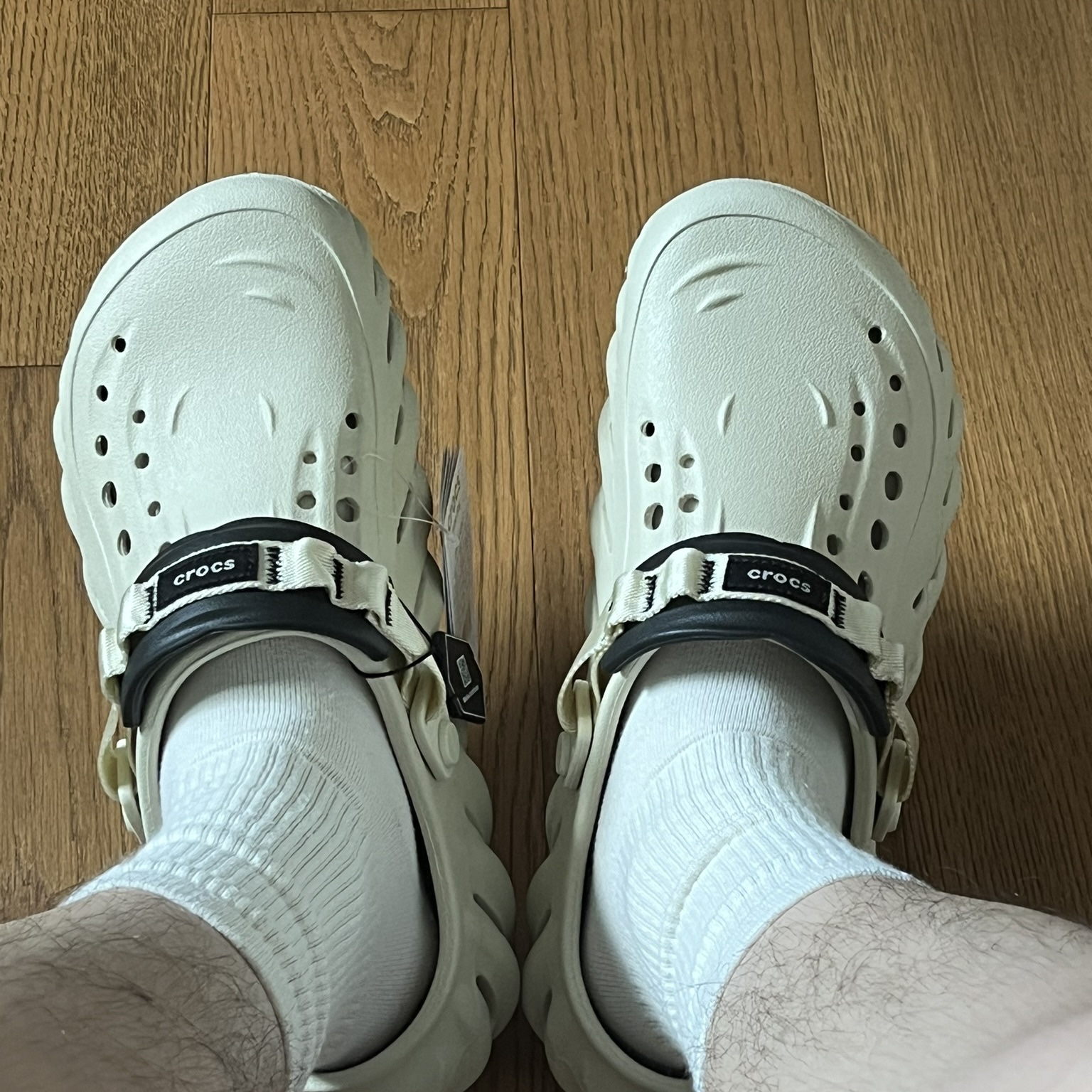 Crocs Echo Clog Bone Black 착용 스타일