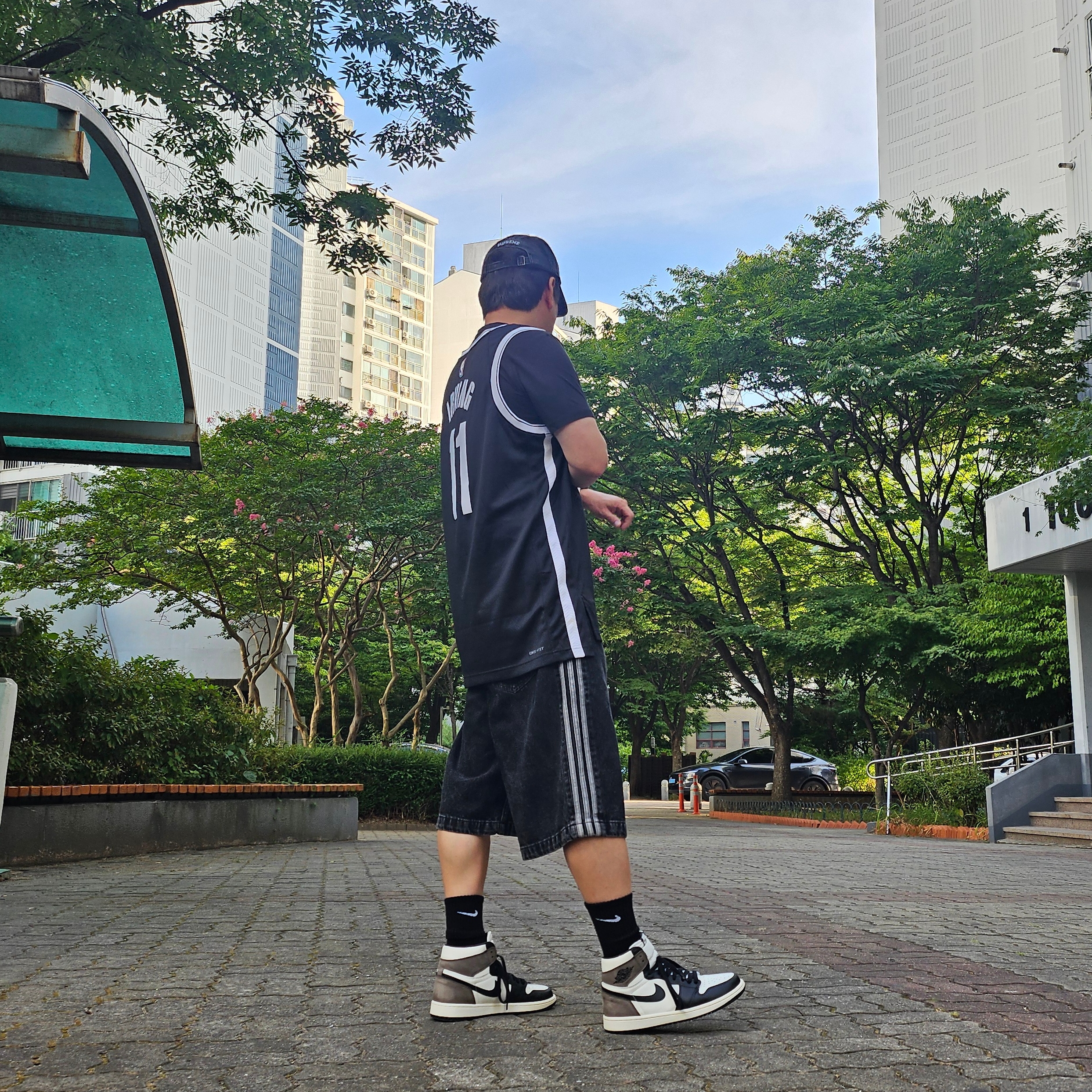 Jordan 1 Retro High OG Black Mocha, Adidas Adicolor Denim Firebird Shorts True Black Denim - KR Sizing 착용 스타일 - 3