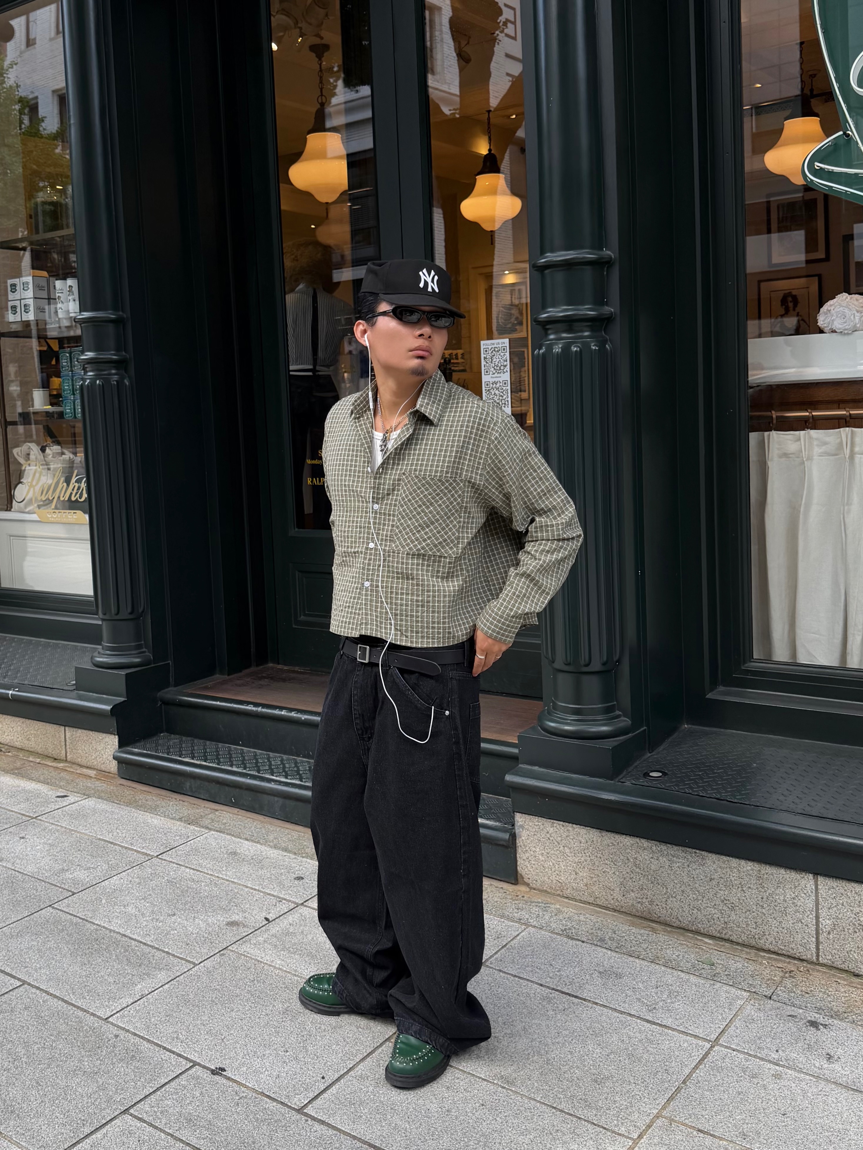 Dr. Martens x Supreme Studded Penton Loafers Dark Green - 25SS, Dr. Martens x Supreme Studded Penton Loafers Red - 25SS 착용 스타일 - 1