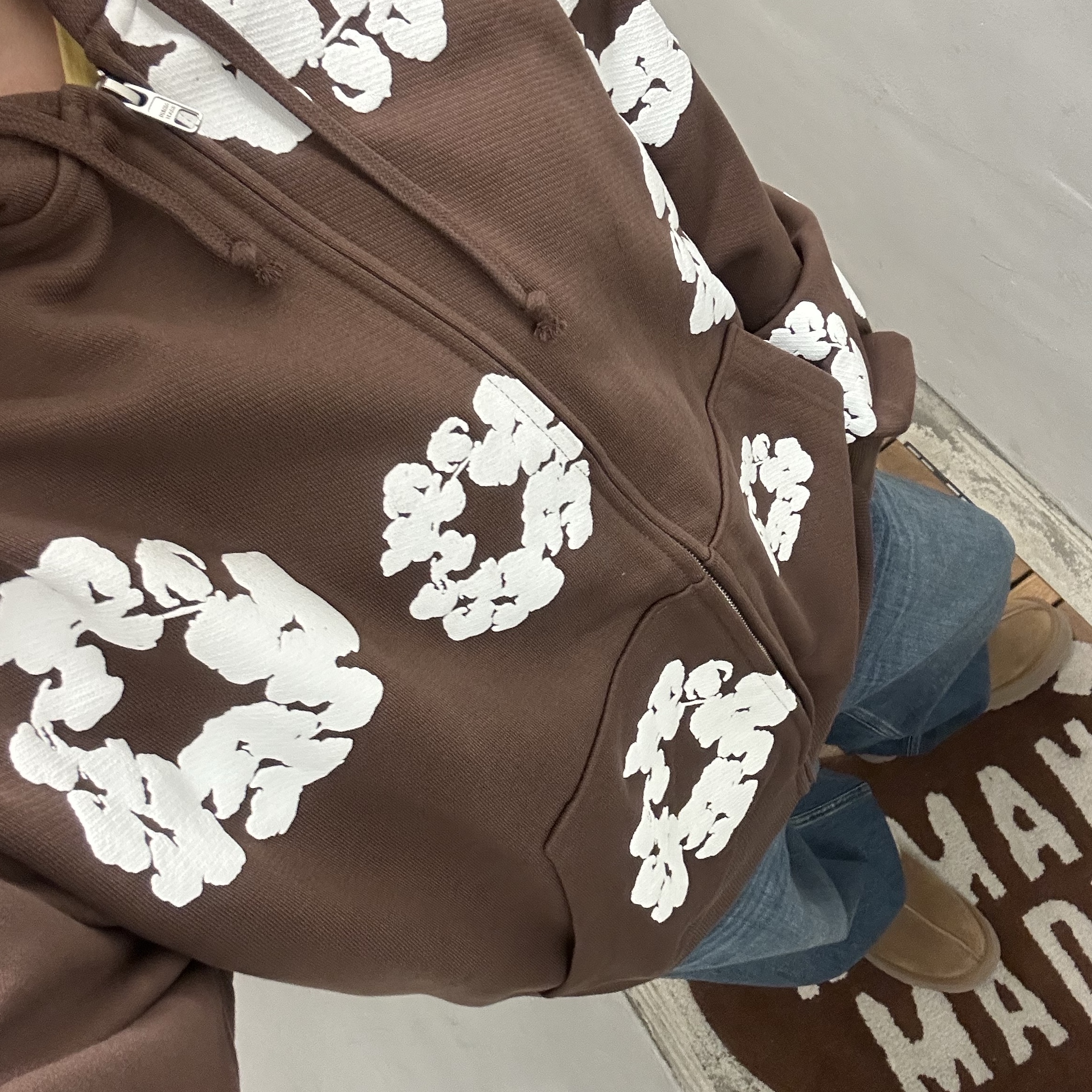 Denim Tears Cotton Wreath Zip Hoodie Dark Brown 착용 스타일 - 3