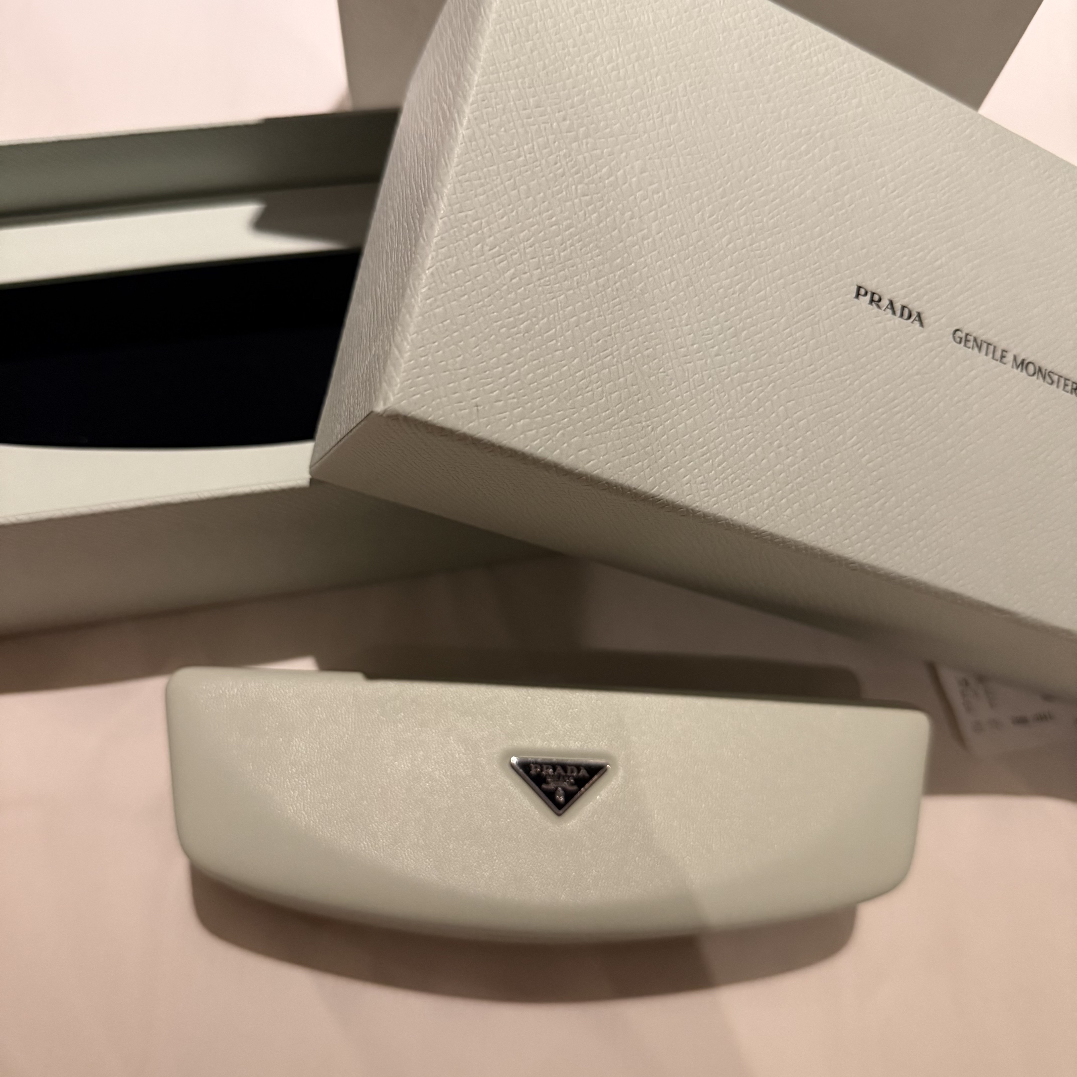 Gentle Monster x Prada 2 A02 Silver Clear 착용 스타일 - 3