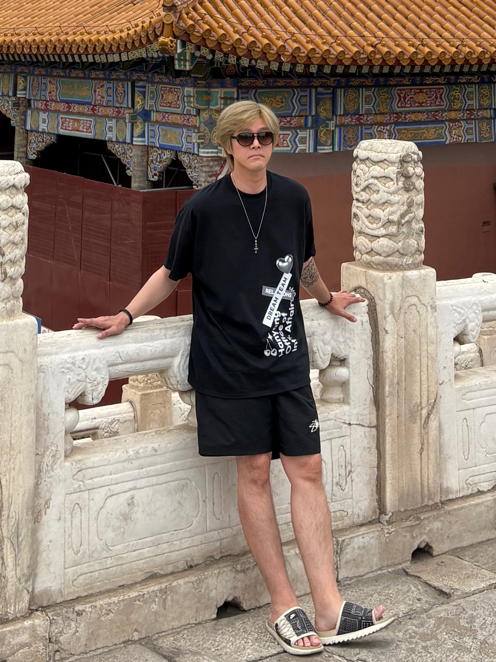 Nike Asuna Slide Pale Ivory Rattan, Nike x Stussy Shorts Black (FJ9167-010) 착용 스타일 - 3