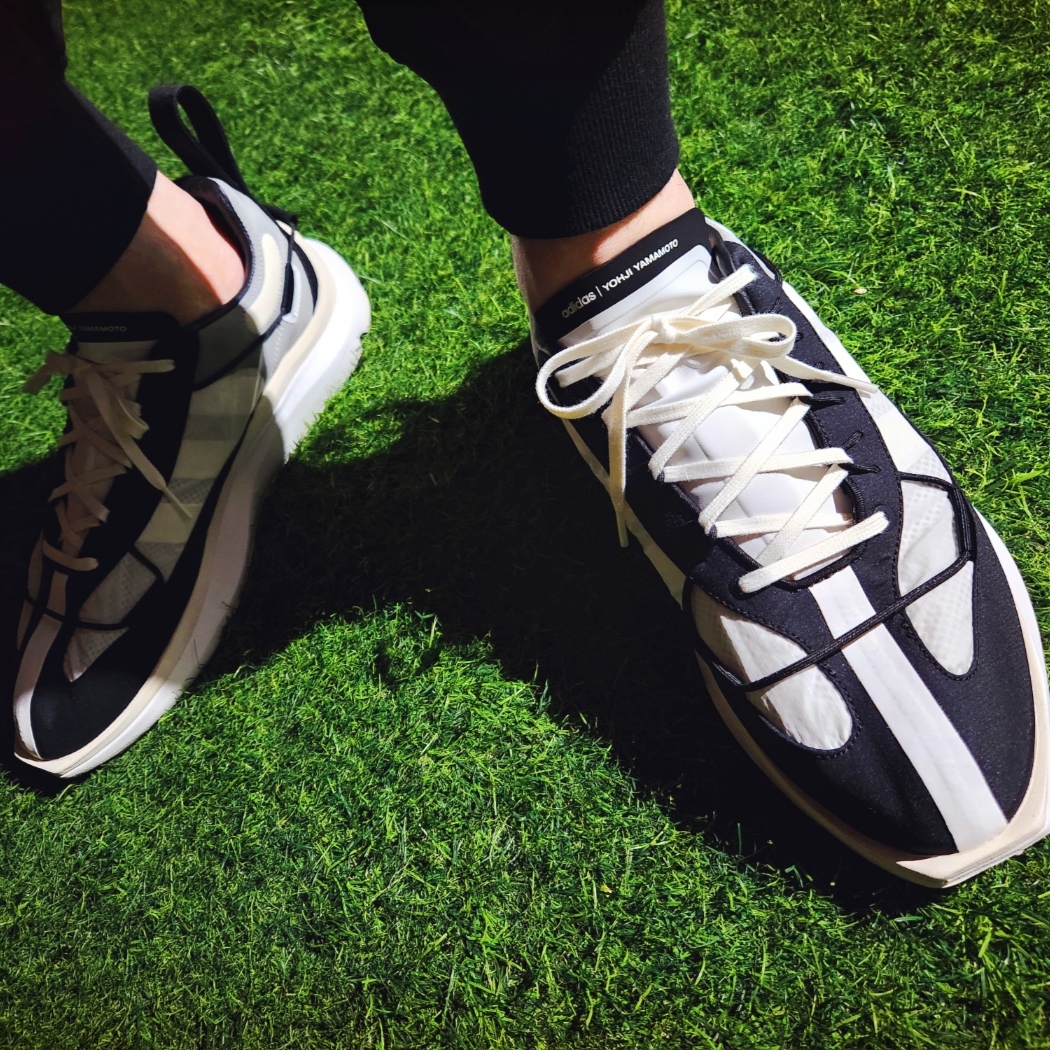 Y-3 야구 캡 클라이마쿨 블랙 오빗 그레이, Y-3 컷 라인 티셔츠 블랙 착용 스타일 - 4