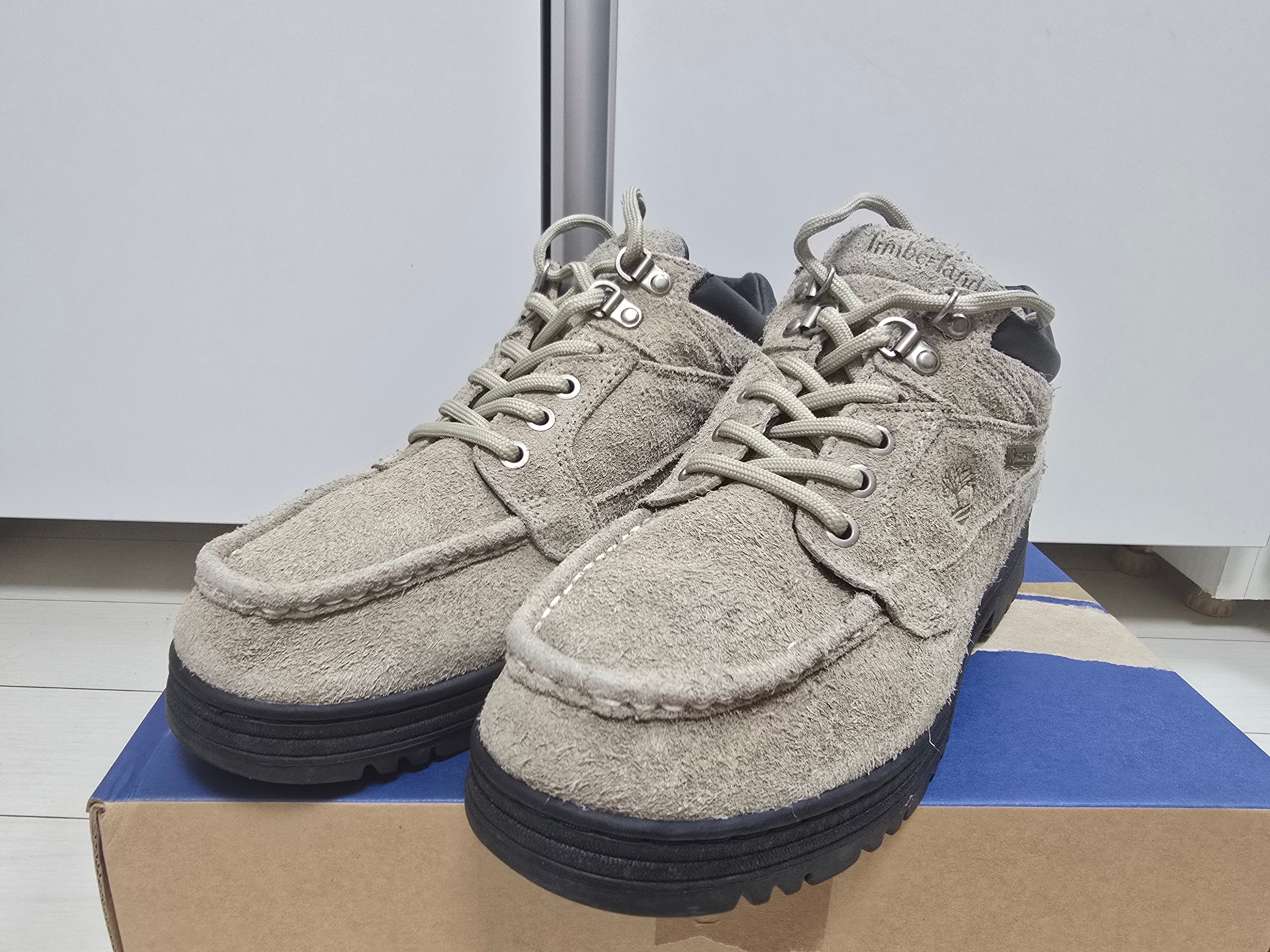 Timberland x thisisneverthat Heritage Gore-Tex Moc Toe Mid Boots Desert - Wide 착용 스타일