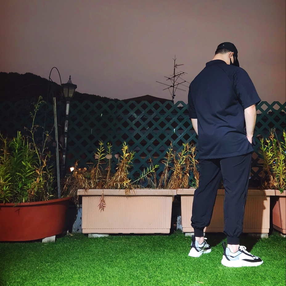 Y-3 야구 캡 클라이마쿨 블랙 오빗 그레이, Y-3 컷 라인 티셔츠 블랙 착용 스타일 - 3