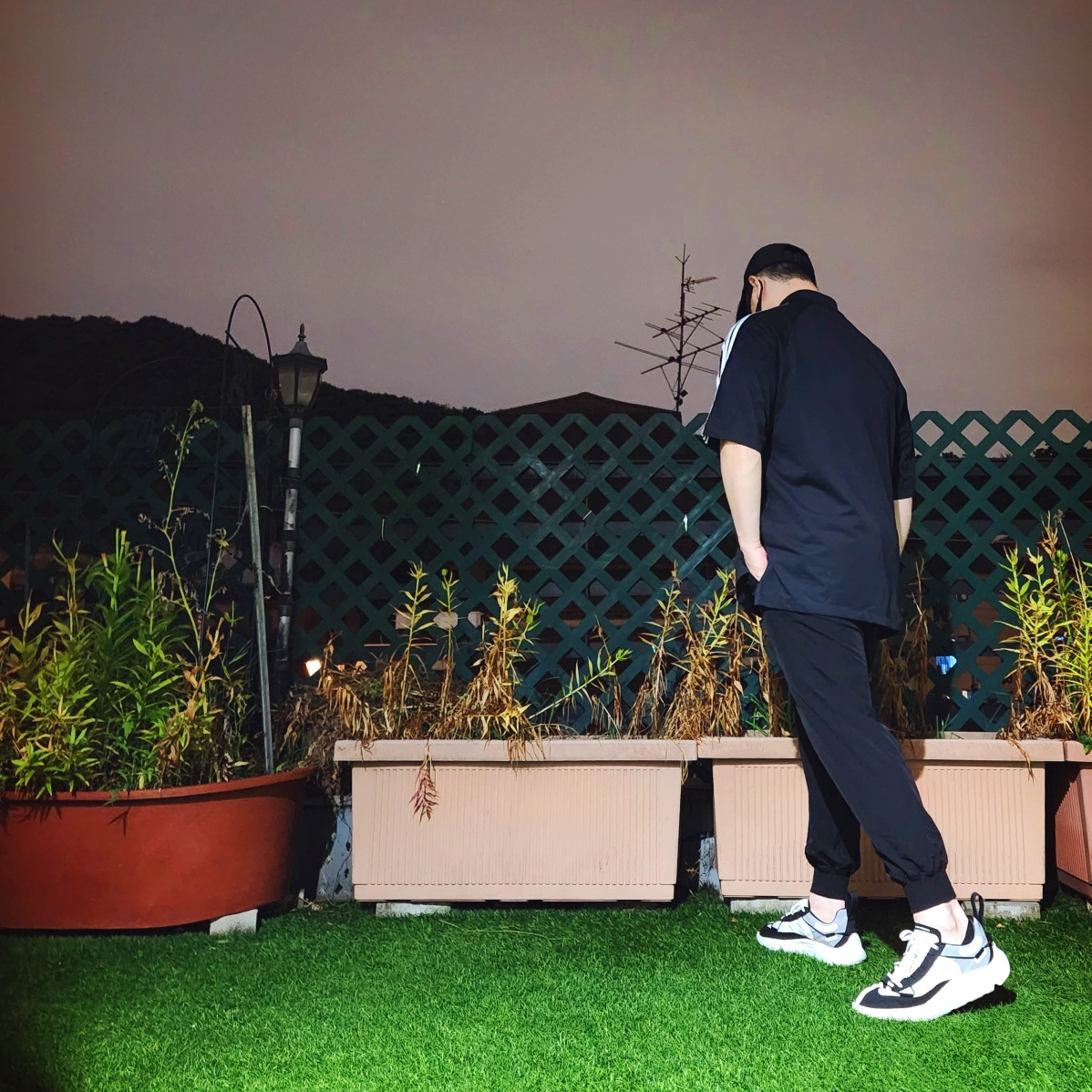 Y-3 야구 캡 클라이마쿨 블랙 오빗 그레이, Y-3 컷 라인 티셔츠 블랙 착용 스타일 - 2
