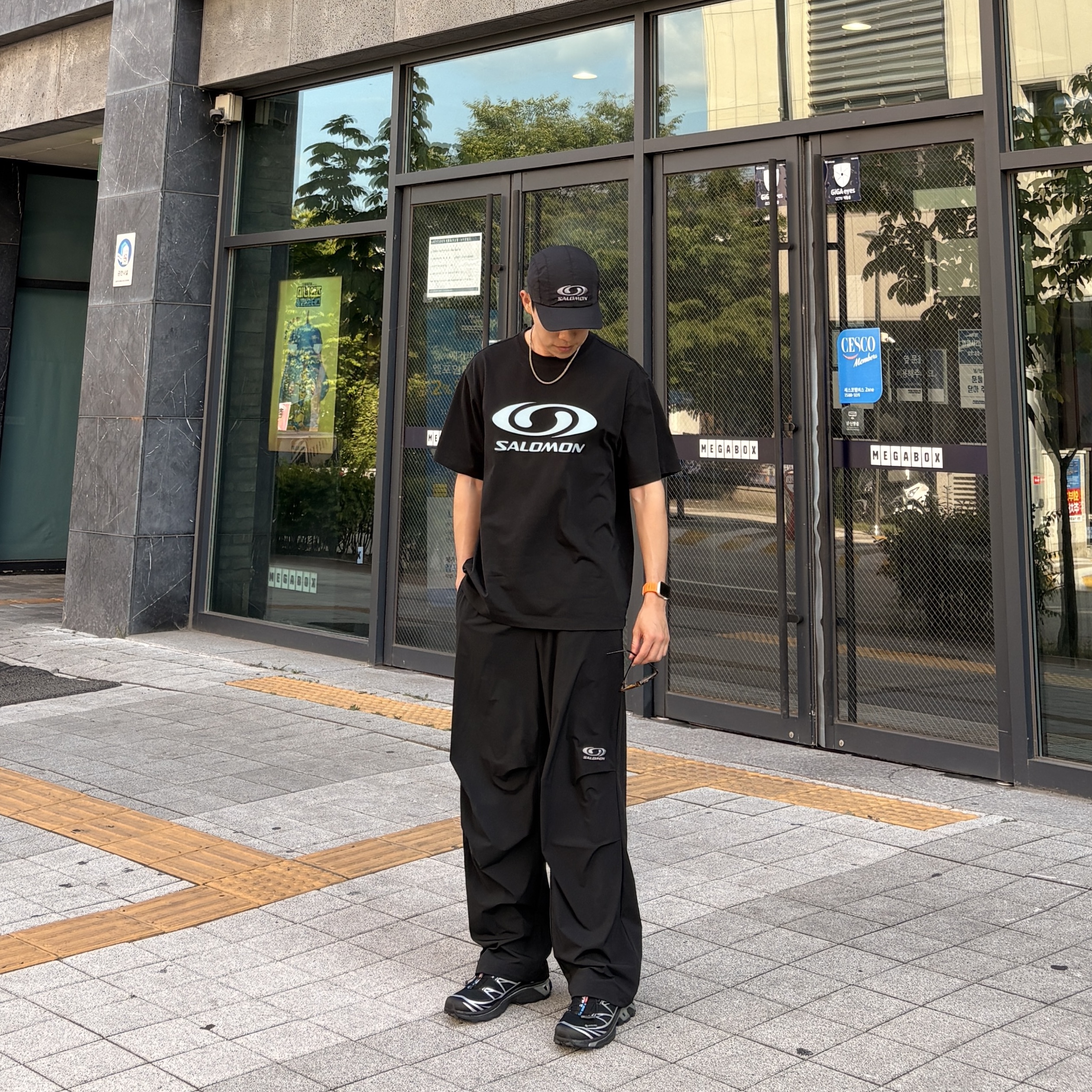 살로몬 링크 캠프 캡 블랙, 살로몬 링크 숏슬리브 티셔츠 블랙 착용 스타일