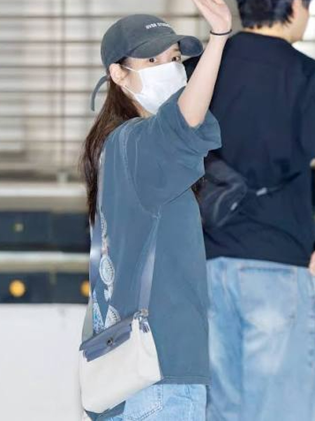 에르메스 에르백 집 20 백 H 바이킹 캔버스 헌터 카우하이드 & 팔라듐 하드웨어 에크루 누아 누아 착용 스타일 - 4