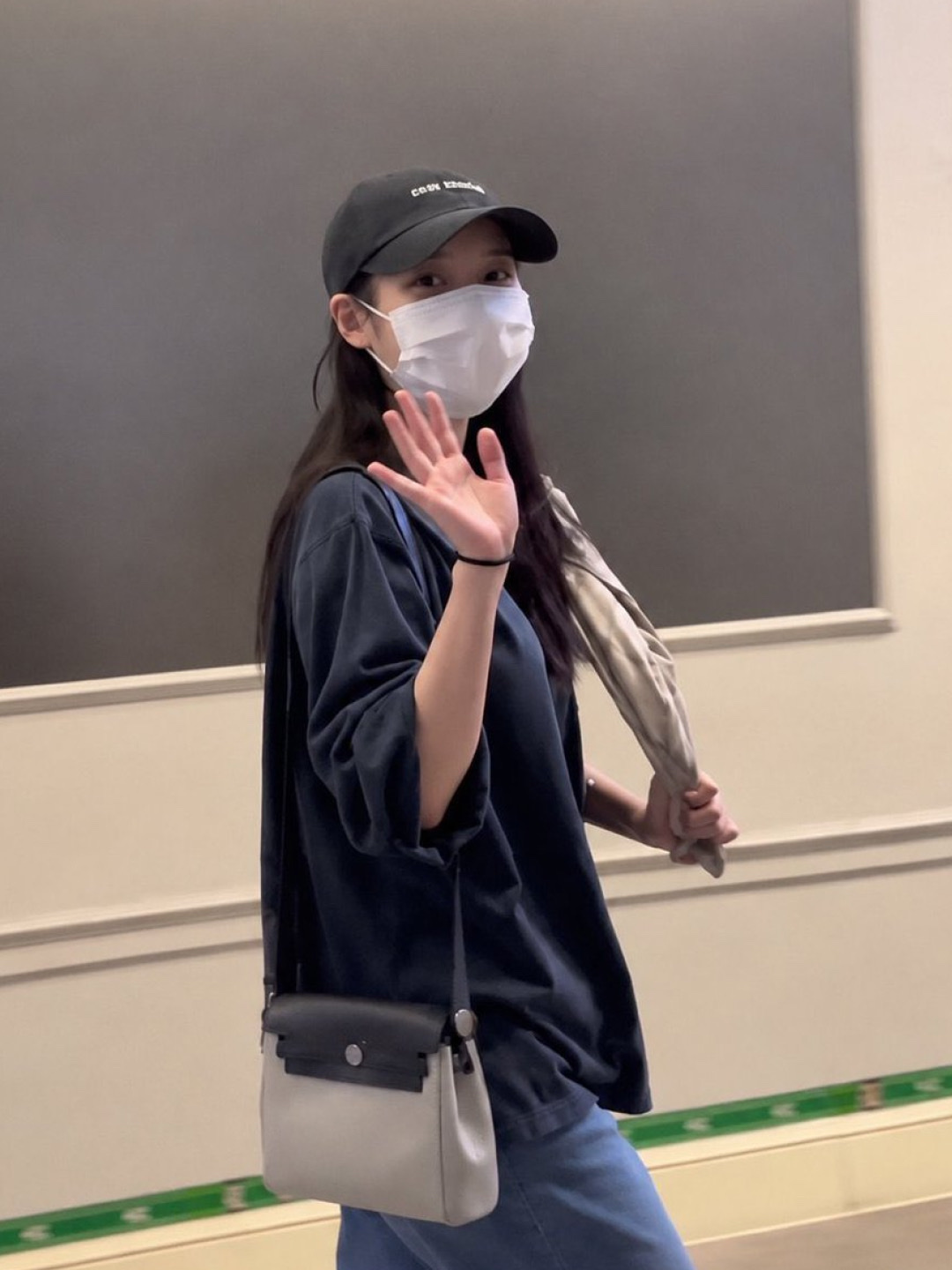 에르메스 에르백 집 20 백 H 바이킹 캔버스 헌터 카우하이드 & 팔라듐 하드웨어 에크루 누아 누아 착용 스타일 - 3
