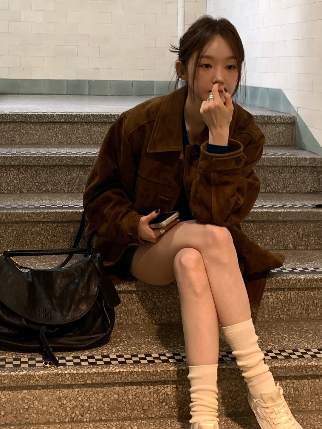미우 미우 랑데부 레더 백 블랙, 미우 미우 랑데부 레더 백 브라운 착용 스타일 - 2