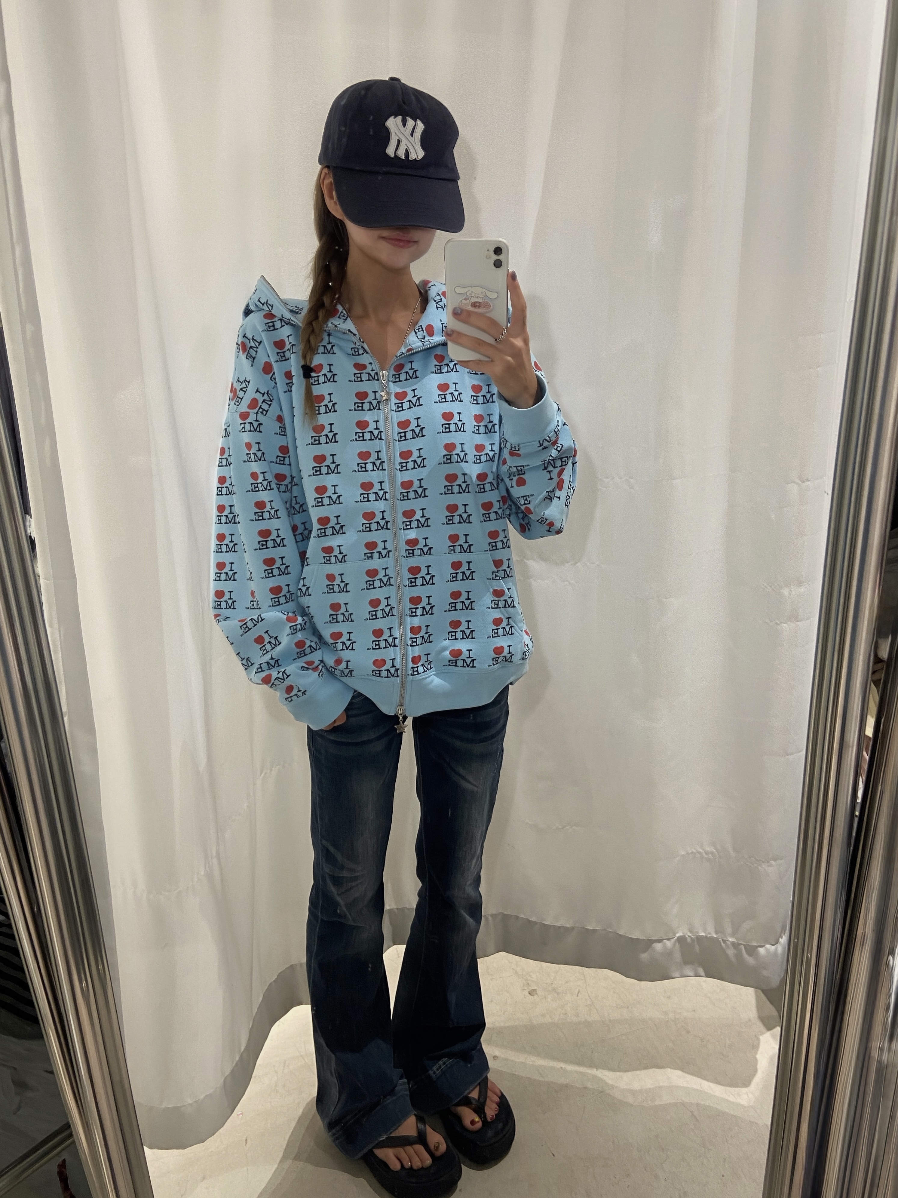 (W) 애슐리 윌리엄스 아이 하트 미 버터플라이 후드 블루, 파프롬왓 파 패치 로고 캡 네이비 착용 스타일
