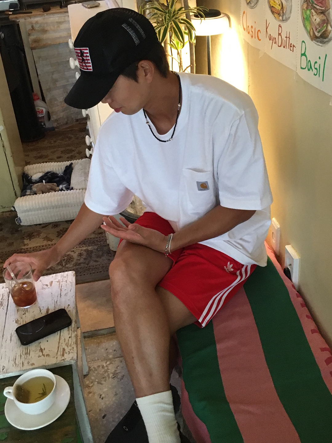 머렐 x 카키스 모압 3 카키, 유니클로 x JW 앤더슨 바이컬러 티셔츠 내츄럴 착용 스타일 - 4