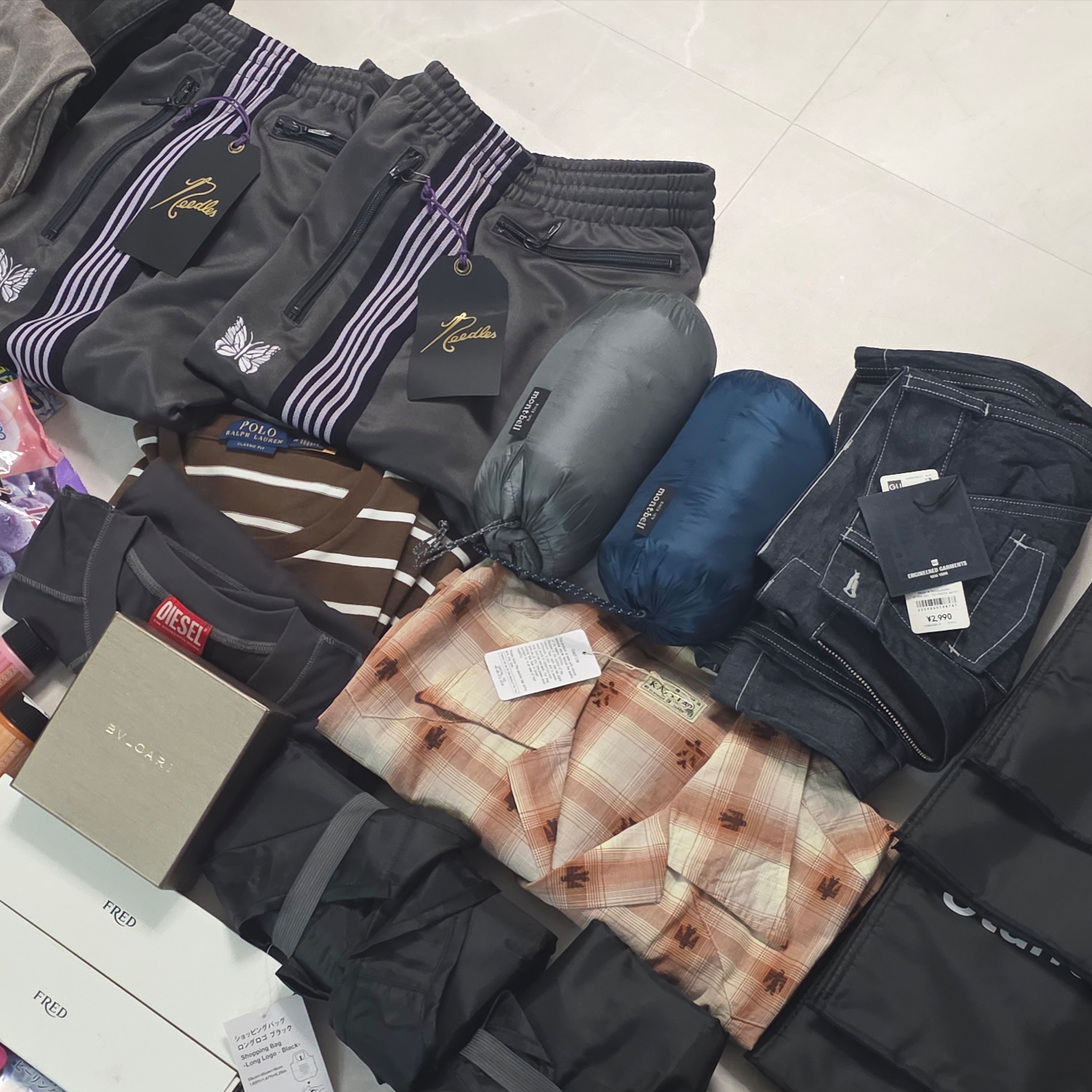 니들스 x LHP H.D. 트랙 팬츠 쇼츠 폴리 스무스 차콜, (W) 몽벨 슈페리어 다운 자켓 블루 그린 착용 스타일