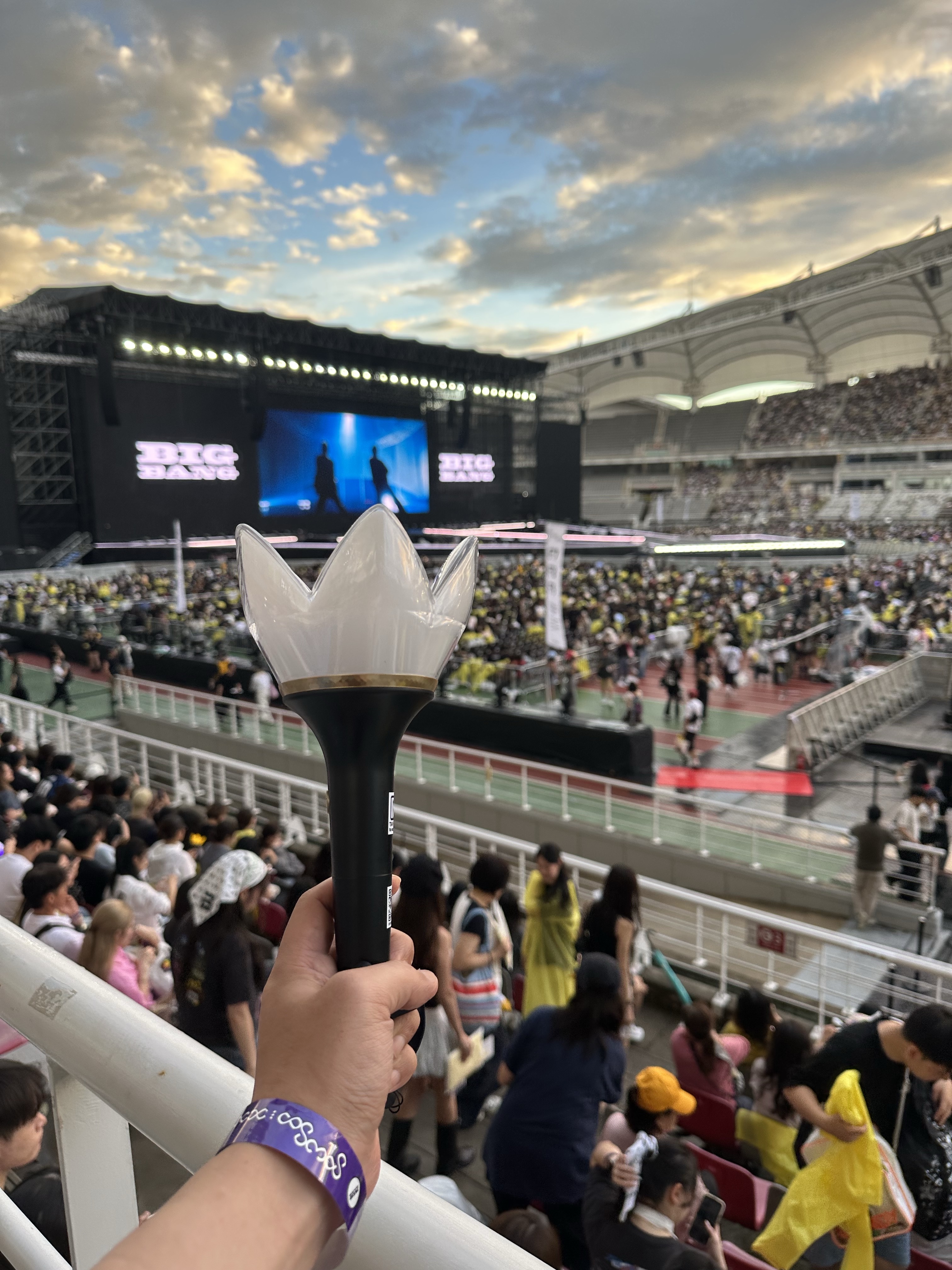 빅뱅 2026-2027 월드 투어 XX : 코스모스 오피셜 라이트 스틱 20주년 기념 에디션 착용 스타일