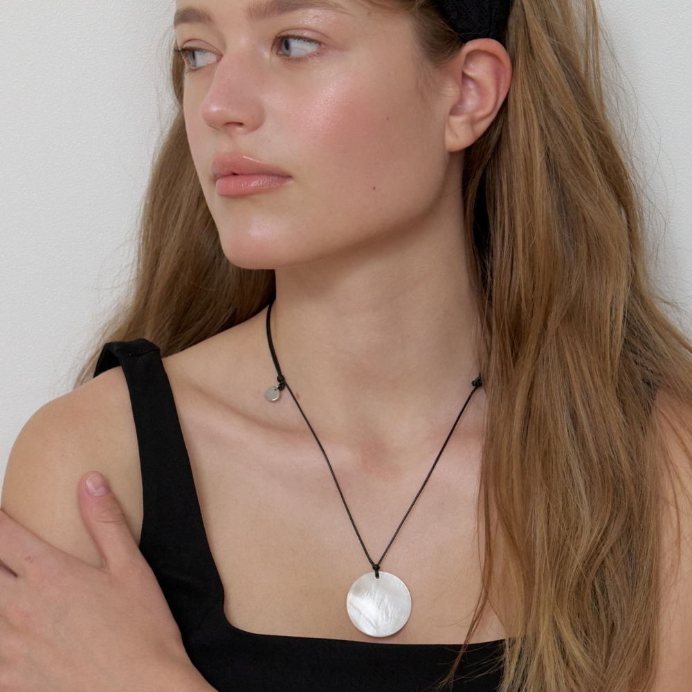 러브미몬스터 달 진주 끈 목걸이 블랙(lovememonster Moon Pearl Strap Necklace BLACK) - 4