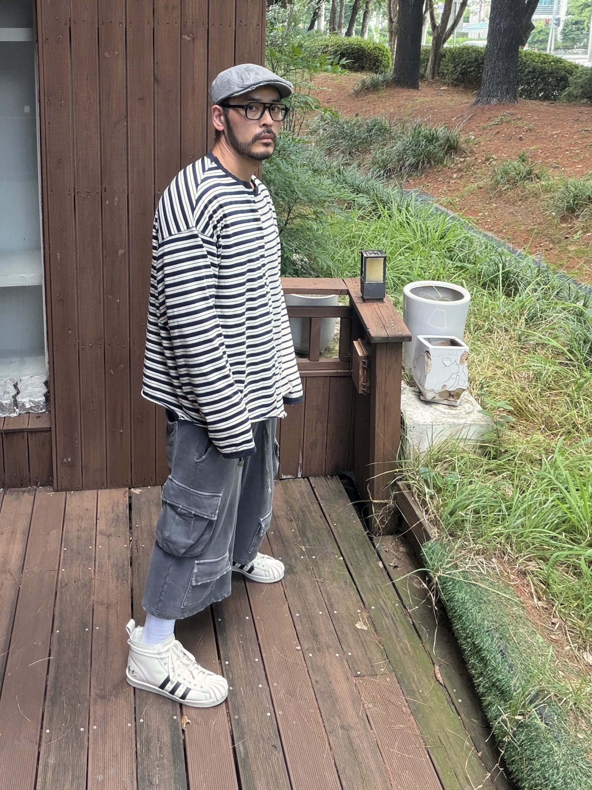아디다스 x 떠그 클럽 슈퍼스타 부츠 럭스 오프 화이트 코어 블랙, 앵글런 x 엔드 패러슈트 티셔츠 화이트 착용 스타일 - 2