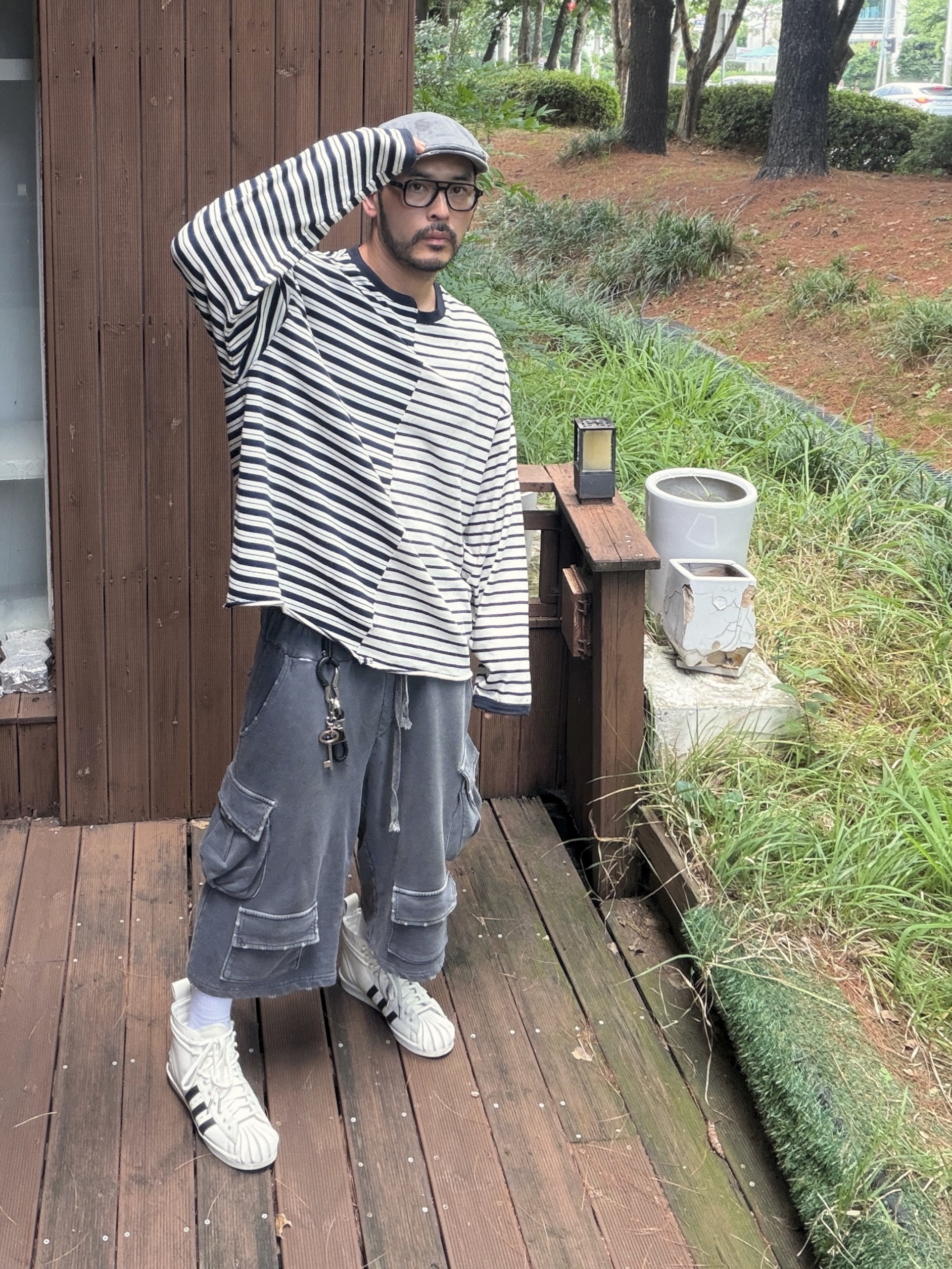 아디다스 x 떠그 클럽 슈퍼스타 부츠 럭스 오프 화이트 코어 블랙, 앵글런 x 엔드 패러슈트 티셔츠 화이트 착용 스타일 - 3