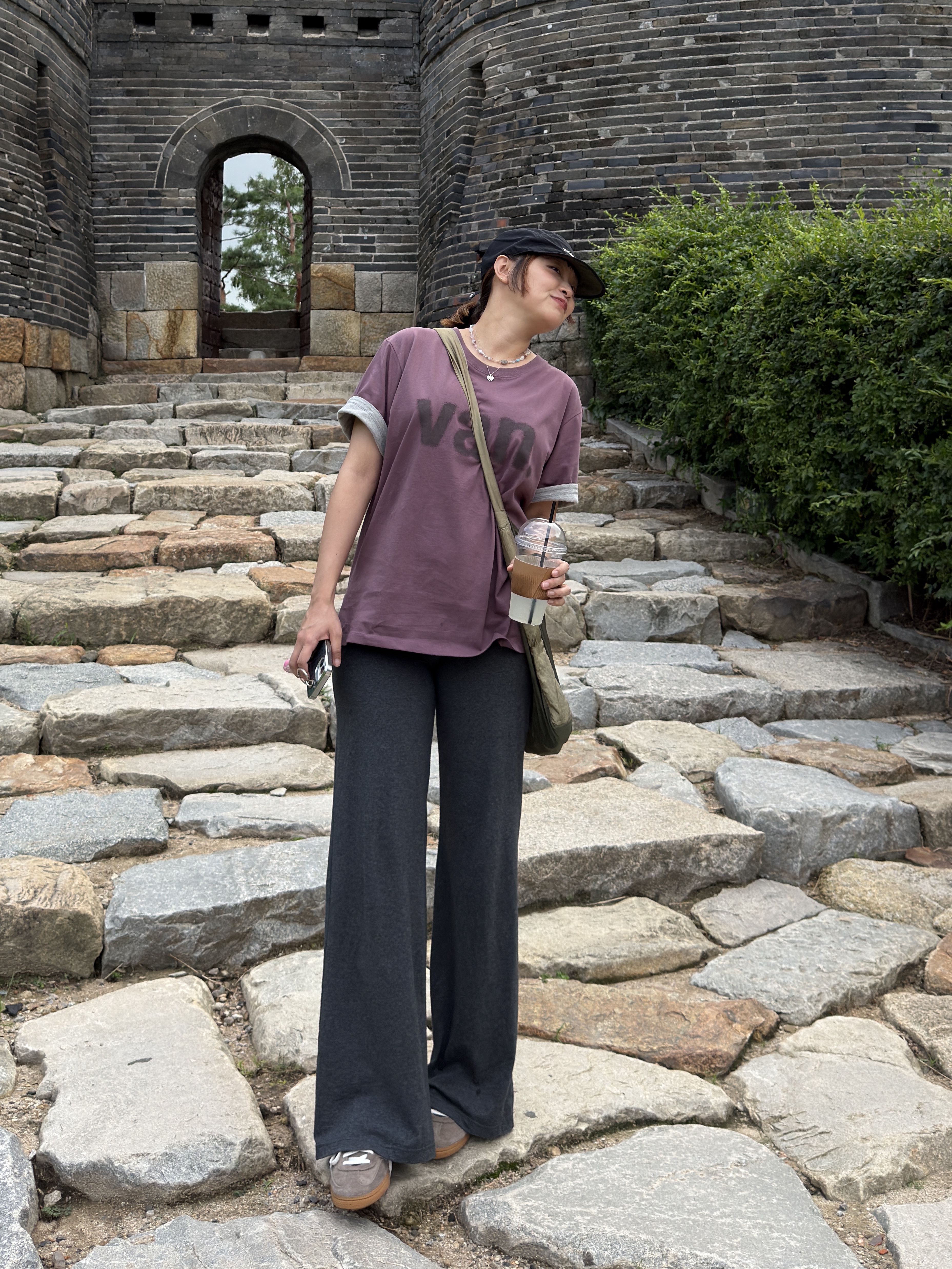 몽벨 아웃도어 크러셔블 캡 블랙, (W) 아디다스 스페지알 핸드볼 어스 스트라타 오프 화이트 착용 스타일 - 5