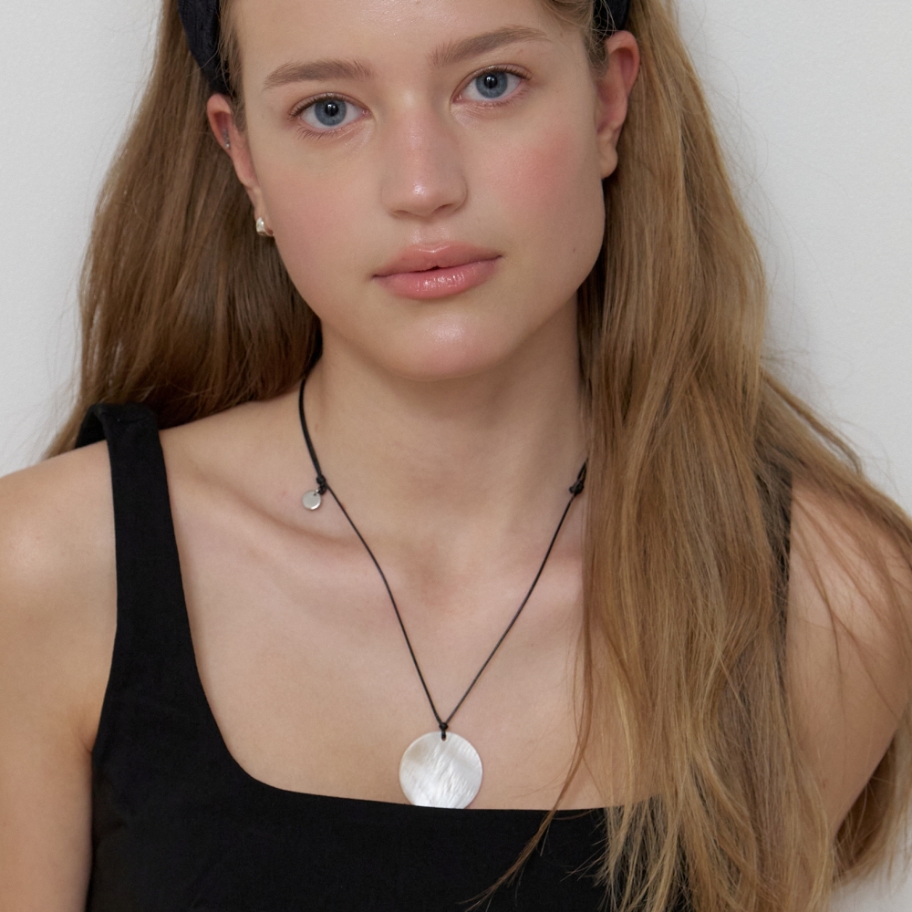 러브미몬스터 달 진주 끈 목걸이 블랙(lovememonster Moon Pearl Strap Necklace BLACK) - 2