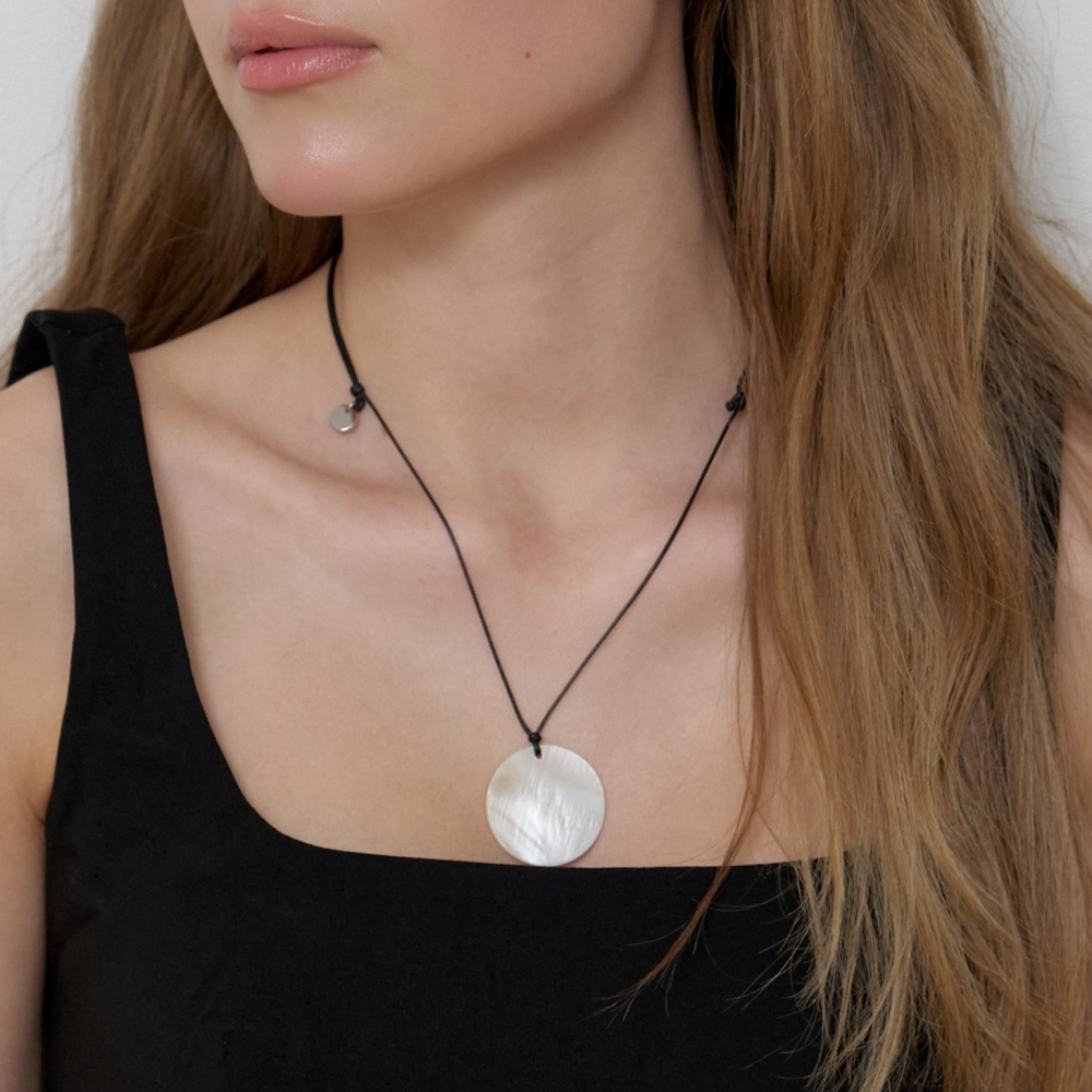 러브미몬스터 달 진주 끈 목걸이 블랙(lovememonster Moon Pearl Strap Necklace BLACK) - 3