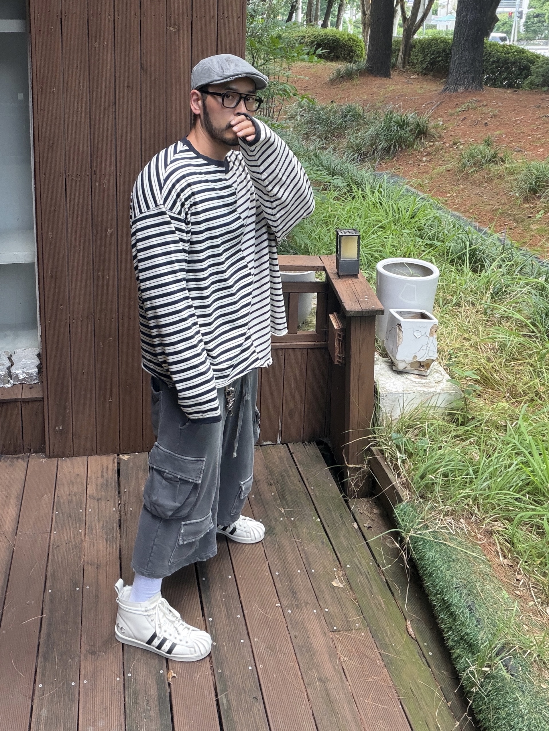 아디다스 x 떠그 클럽 슈퍼스타 부츠 럭스 오프 화이트 코어 블랙, 앵글런 x 엔드 패러슈트 티셔츠 화이트 착용 스타일 - 1