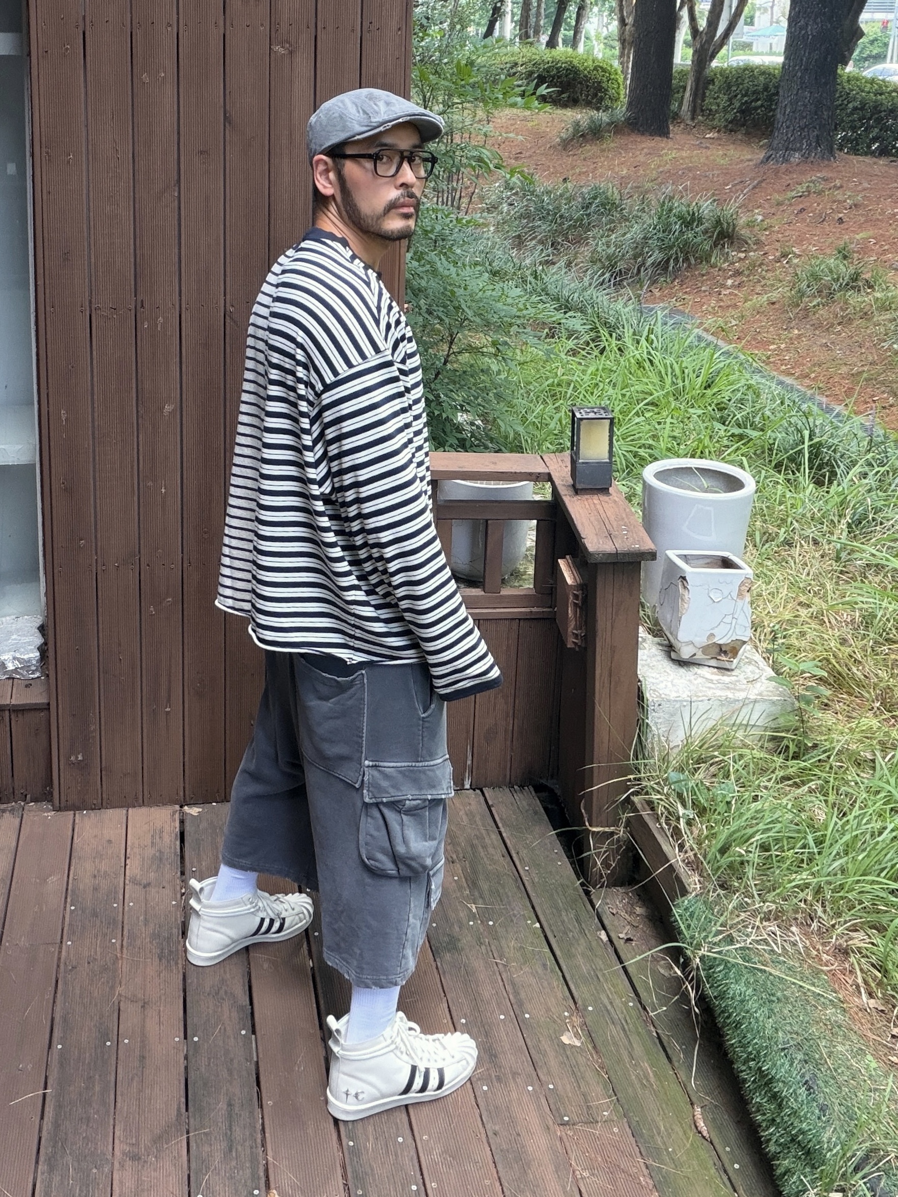 아디다스 x 떠그 클럽 슈퍼스타 부츠 럭스 오프 화이트 코어 블랙, 앵글런 x 엔드 패러슈트 티셔츠 화이트 착용 스타일 - 4