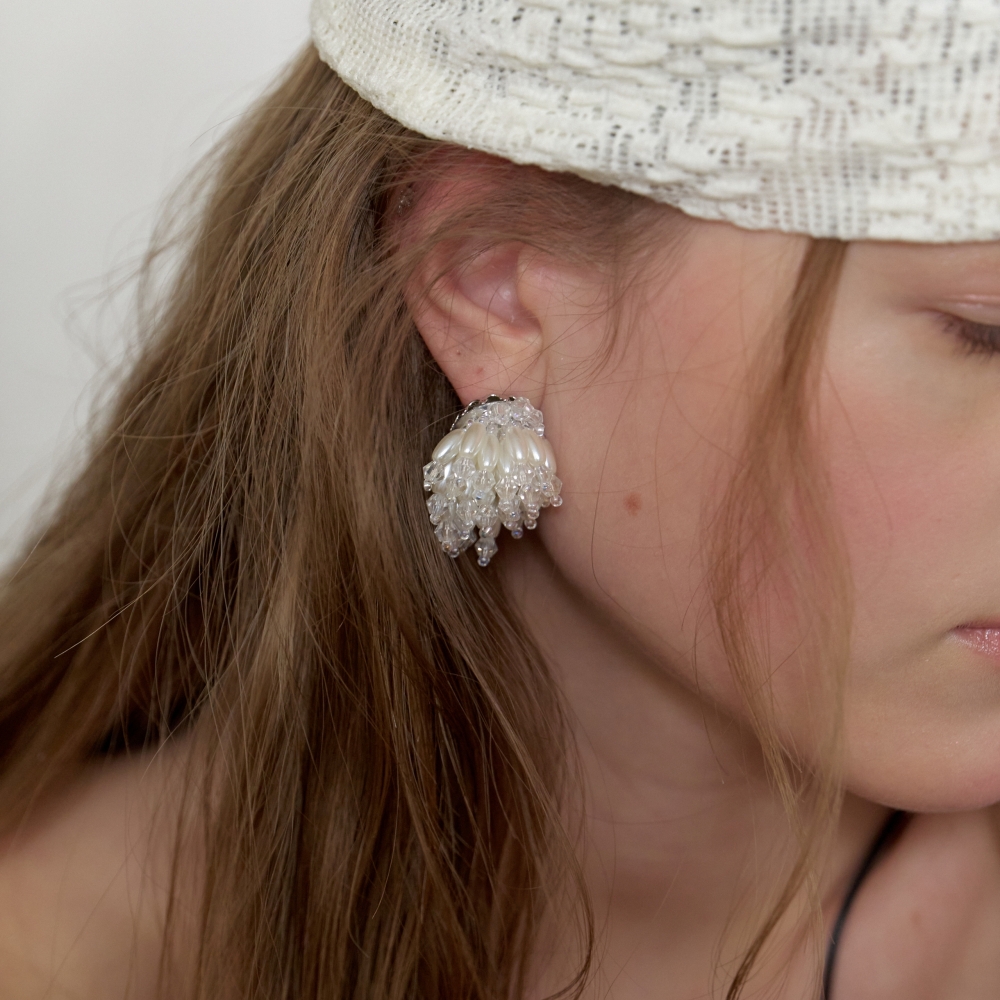 러브미몬스터 크리스탈 부케 귀걸이 아이보리(lovememonster Crystal Bouquet Earrings IVORY) - 4