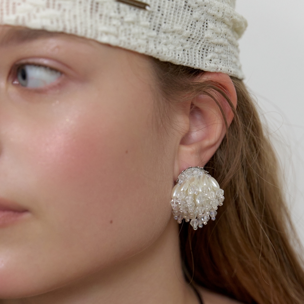 러브미몬스터 크리스탈 부케 귀걸이 아이보리(lovememonster Crystal Bouquet Earrings IVORY) - 2