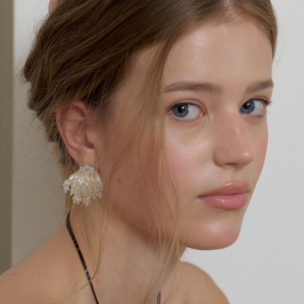 러브미몬스터 크리스탈 부케 귀걸이 아이보리(lovememonster Crystal Bouquet Earrings IVORY) - 5