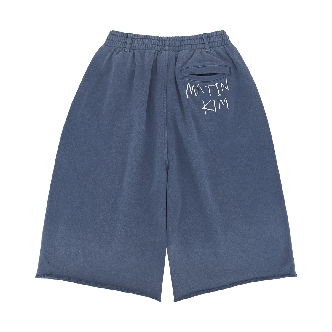 마뗑킴 빈티지 워시드 백 로고 버뮤다 스웨트팬츠 스모크 블루(Matin Kim Vintage Washed Back Logo Bermuda Sweatpants In Smoke Blue) - 2