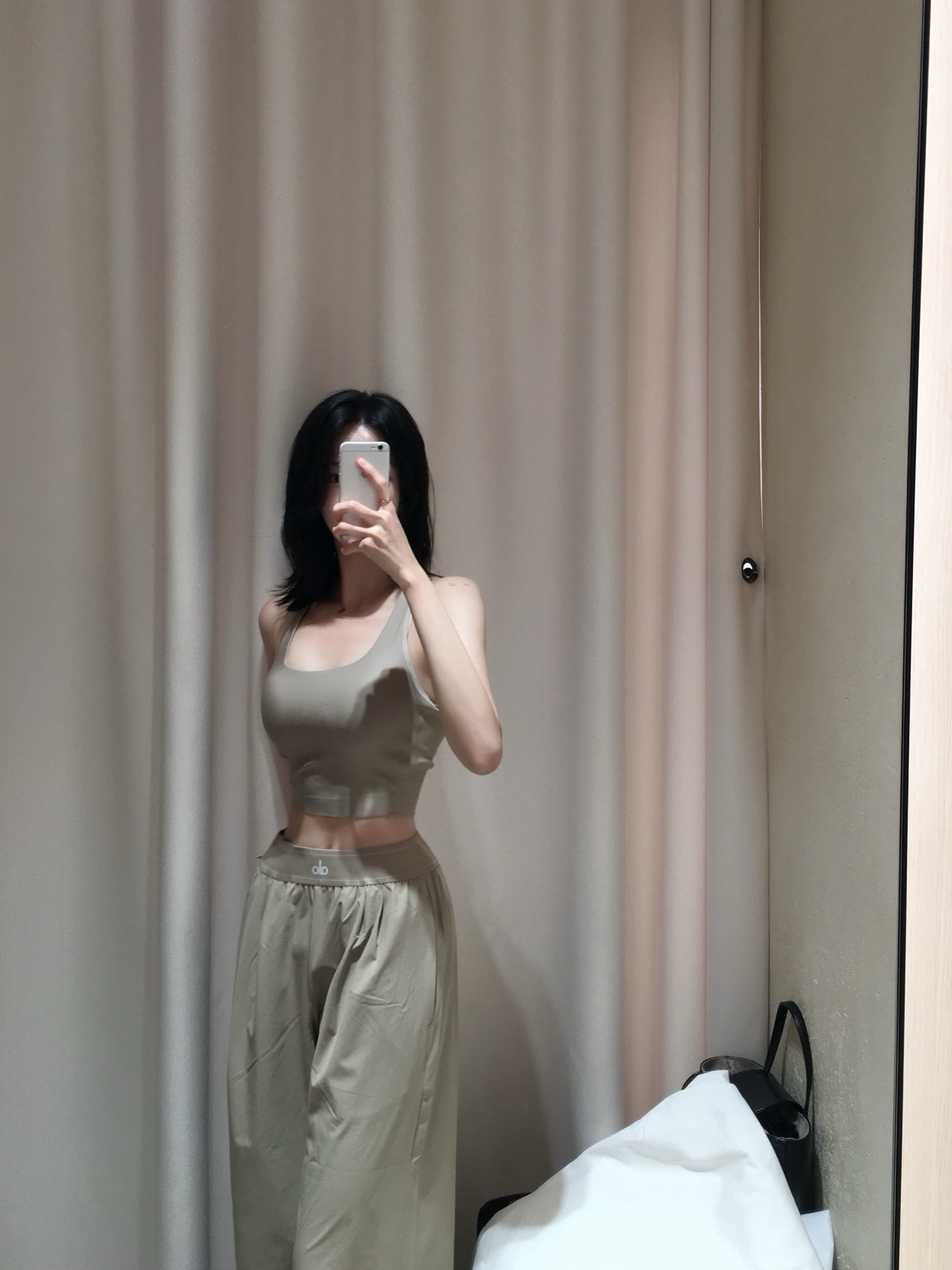 (W) 알로 요가 레귤러 수트 업 트라우저 그래블 착용 스타일