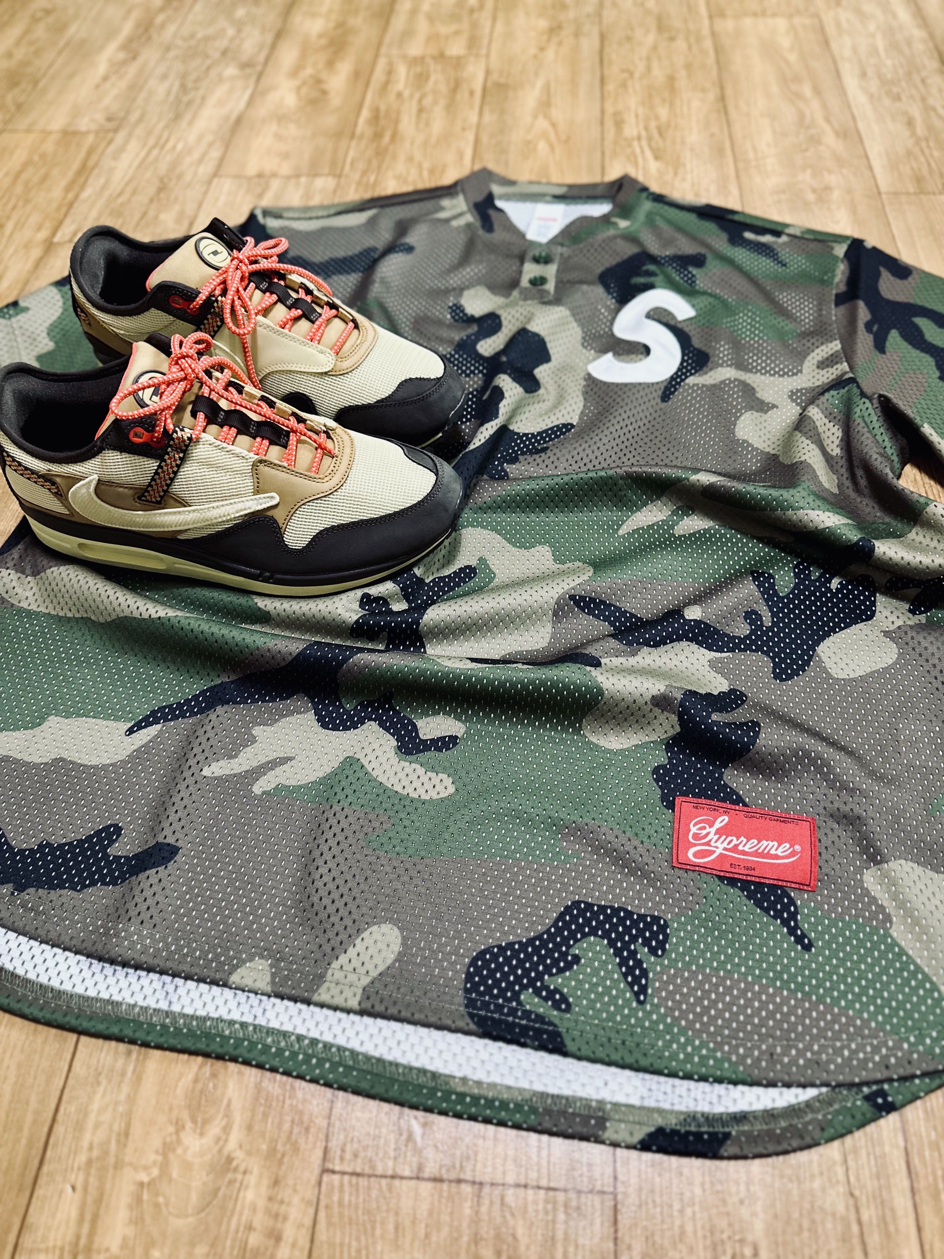 슈프림 S 로고 베이스볼 헨리 우드랜드 카모 - 24FW, 나이키 x 트래비스 스캇 에어맥스 1 캑터스 브라운 착용 스타일 - 1