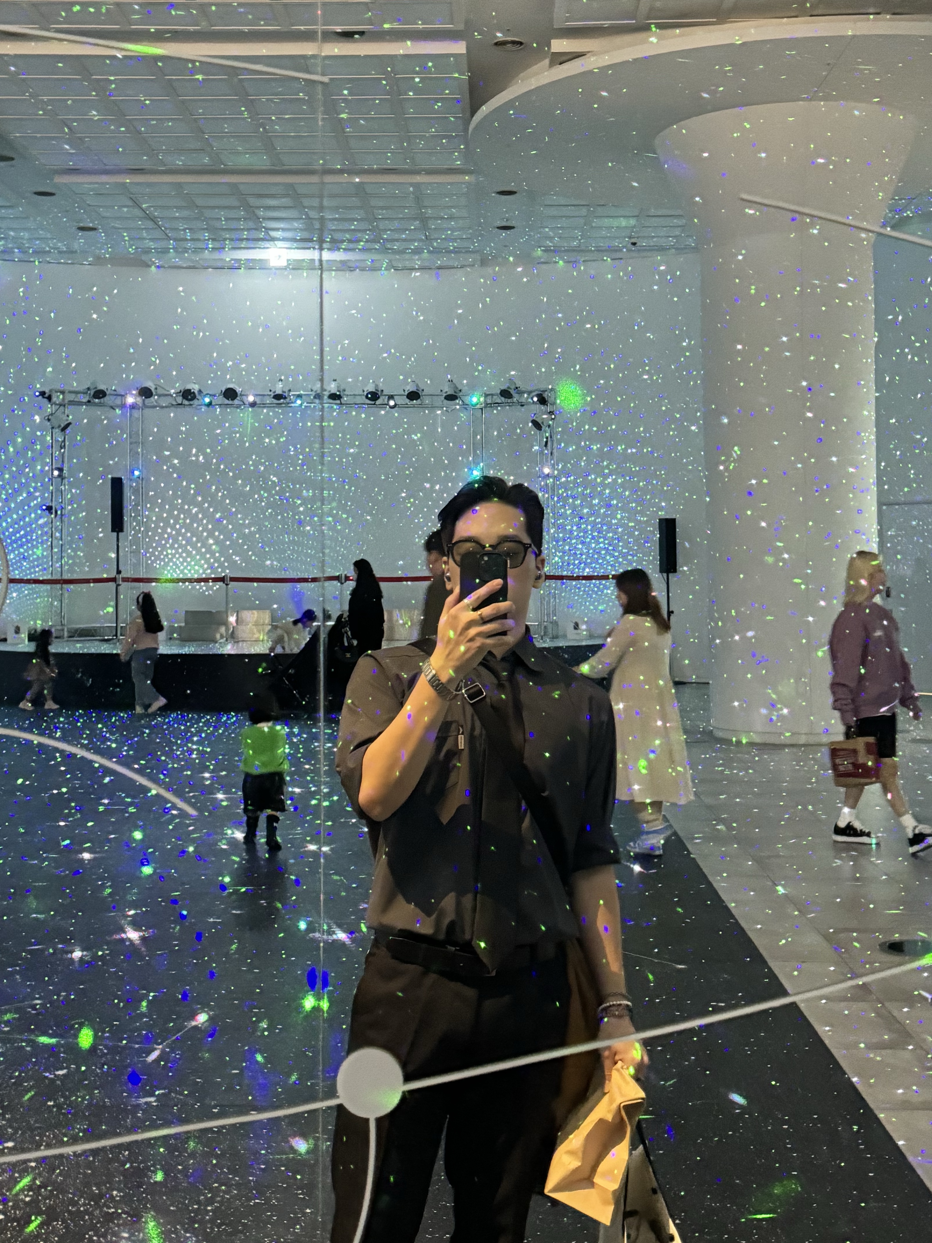 뉴발란스 CRV 뮬 V2 옐로우, 나이키 에어포스 1 '07 로우 화이트 착용 스타일 - 3