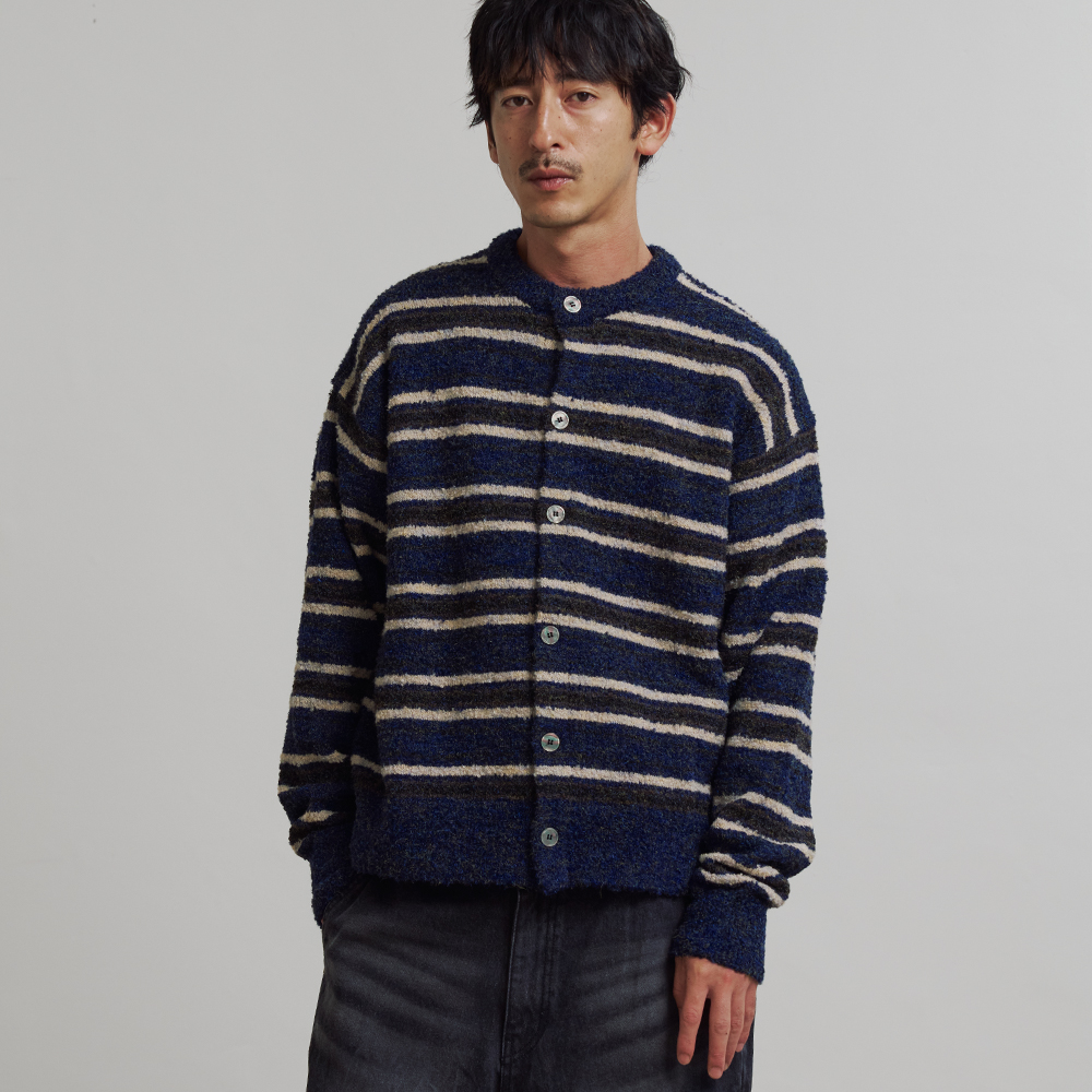 니티드 부클 스트라이프 크롭 라운드 가디건 네이비(Knitted Boucle Stripe Crop Round Cardigan Navy) - 2