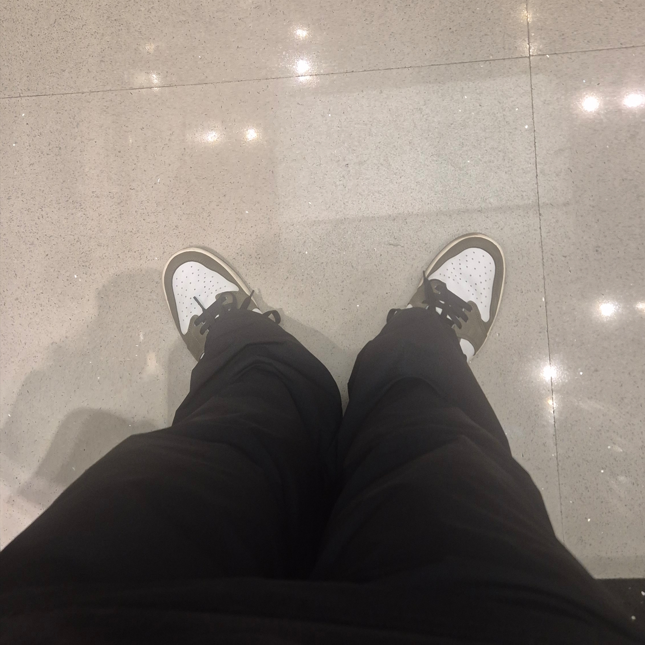 조던 1 레트로 로우 OG 미디움 올리브 앤 서밋 화이트 착용 스타일
