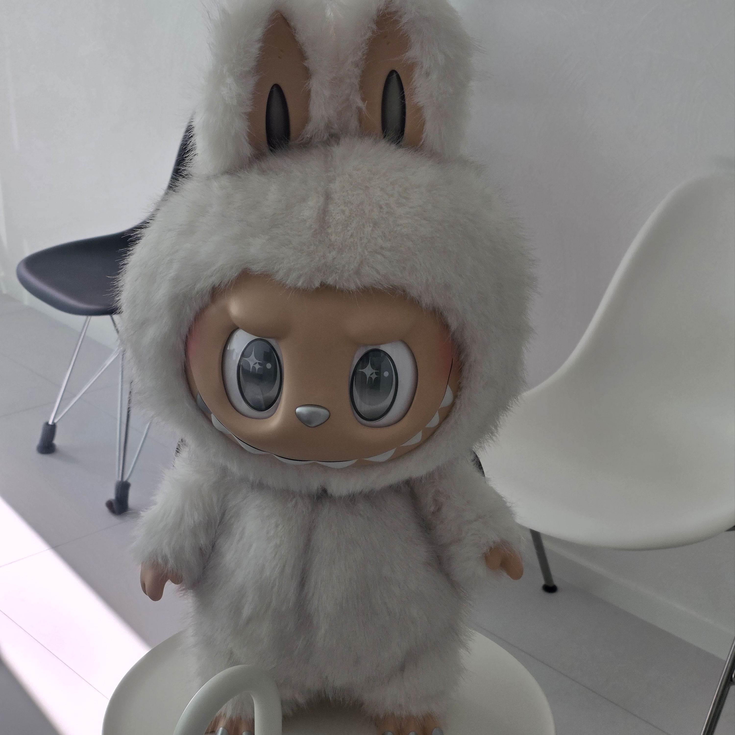 팝마트 더 몬스터즈 지모모 구름 속 천사 인형 착용 스타일