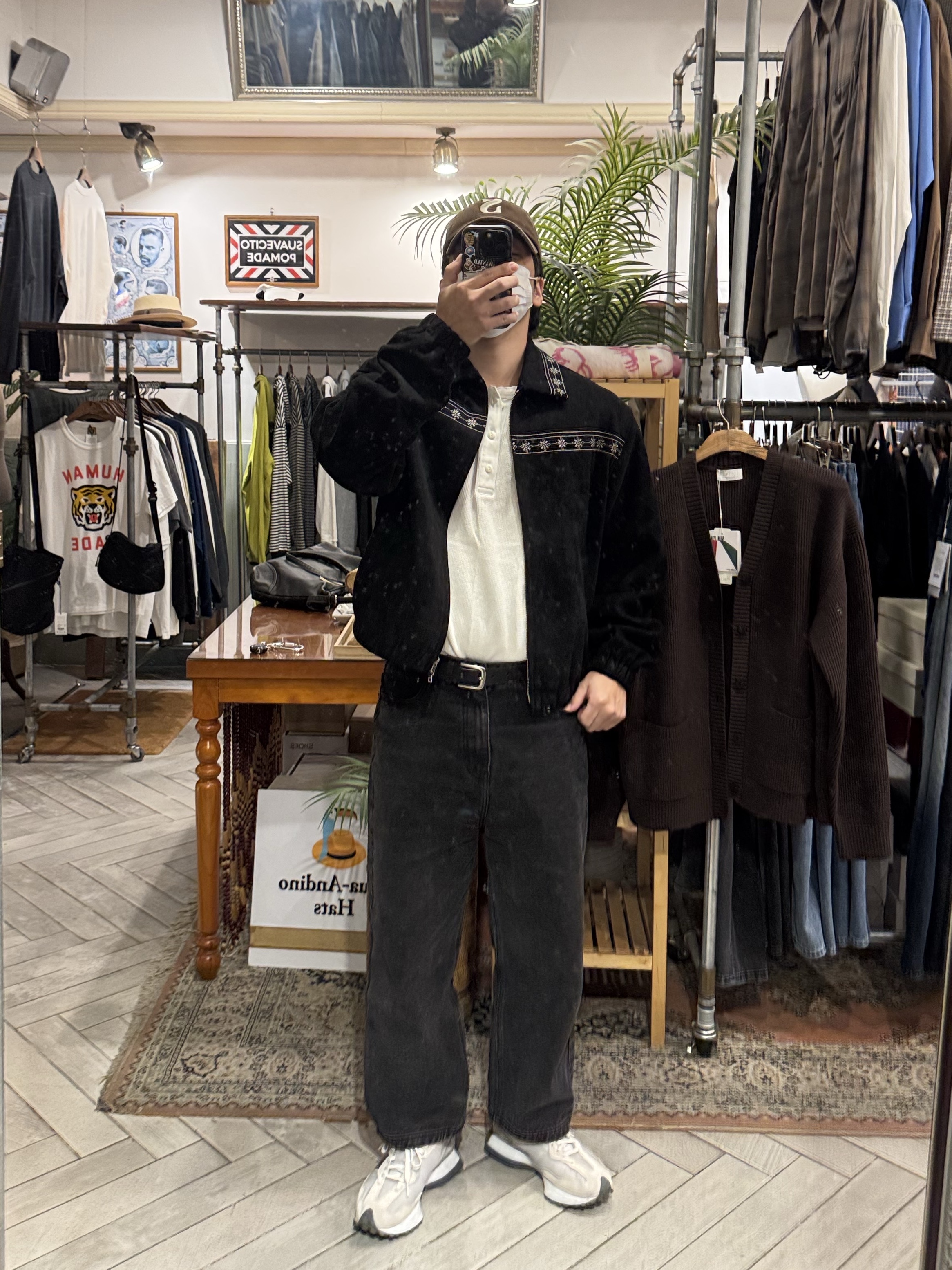 나이키 우탱 클랜 덩크 하이 블랙 앤 폴른, 나이키 에어포스 1 '07 WB 플랙스 착용 스타일 - 5