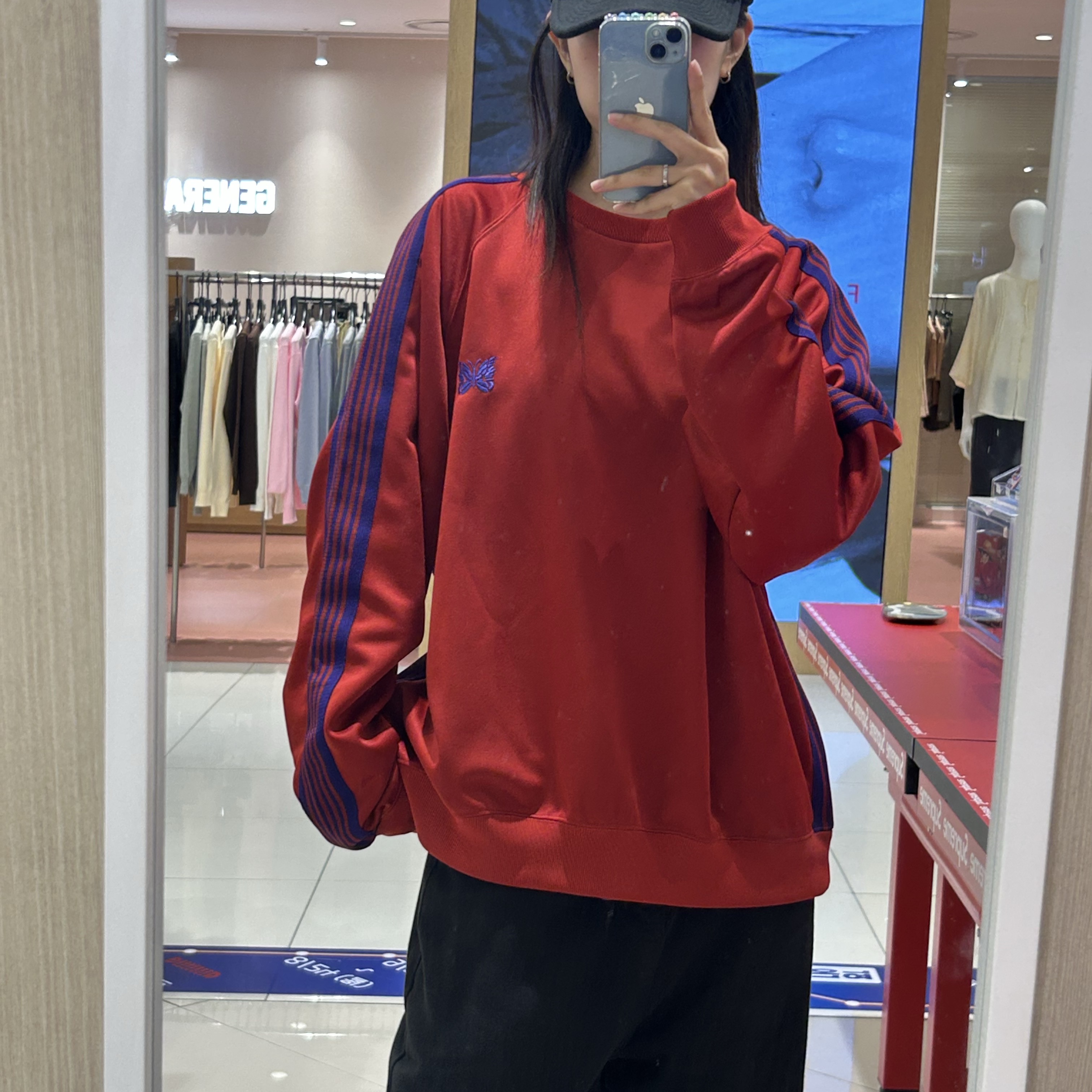 니들스 트랙 크루넥 셔츠 폴리 스무스 레드, 슈프림 폴라텍 캠프캡 블랙 - 22FW 착용 스타일 - 3