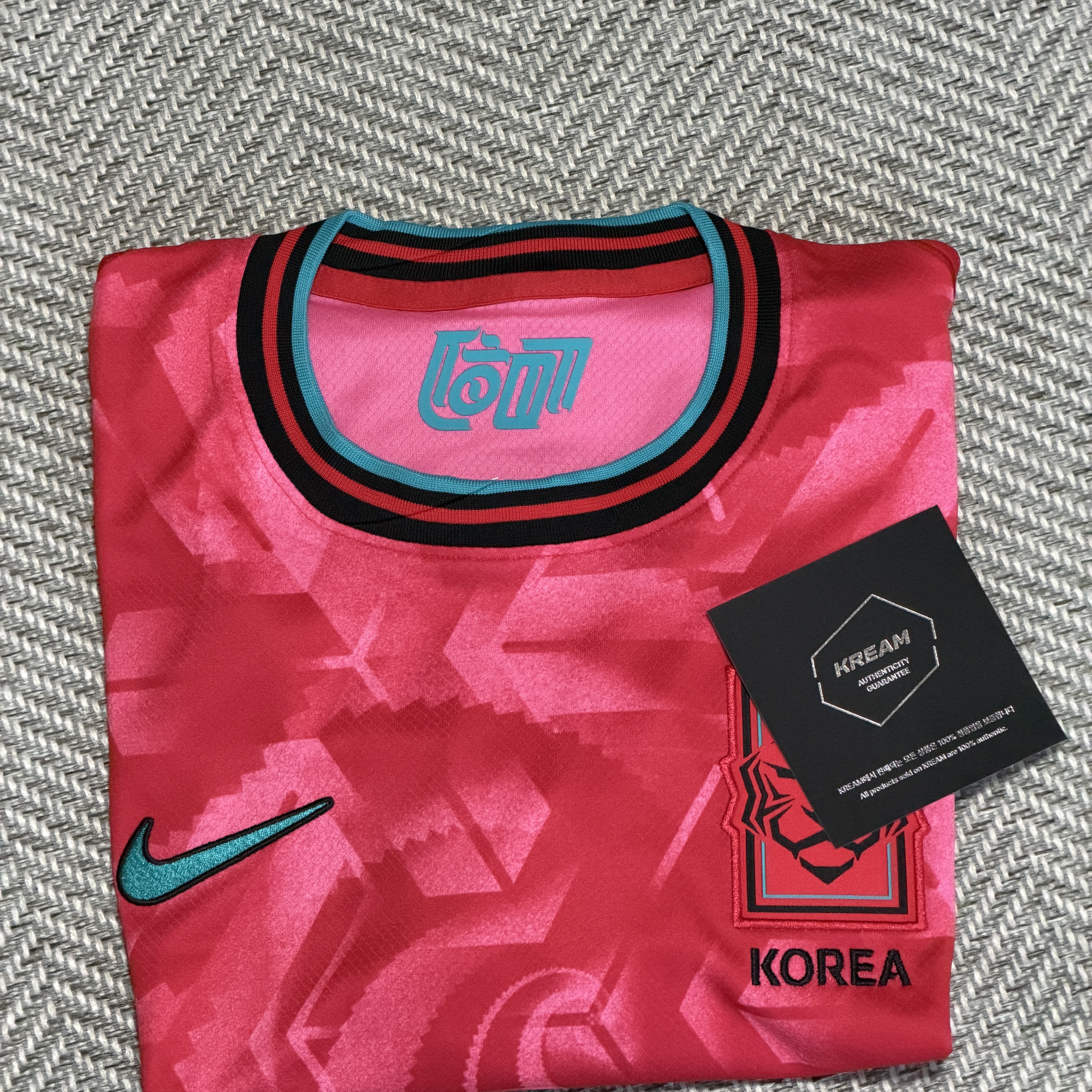 나이키 대한민국 2024/24 드라이핏 스타디움 홈 레플리카 저지 블랙 핑크 글로우 - 아시아 (논 마킹 버전) 착용 스타일